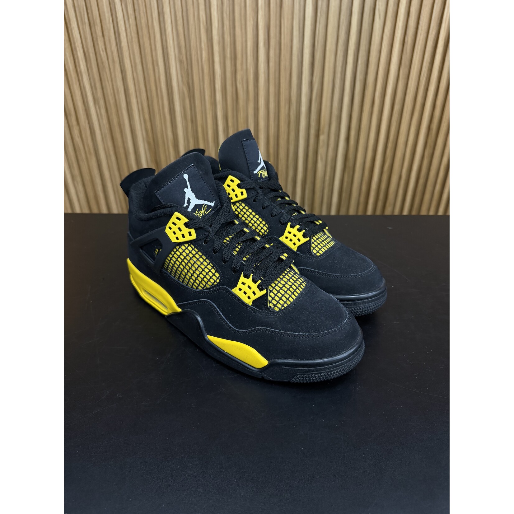 Jordan Jordan 4 Retro Thunder (2023) Size 10, PREOWNED