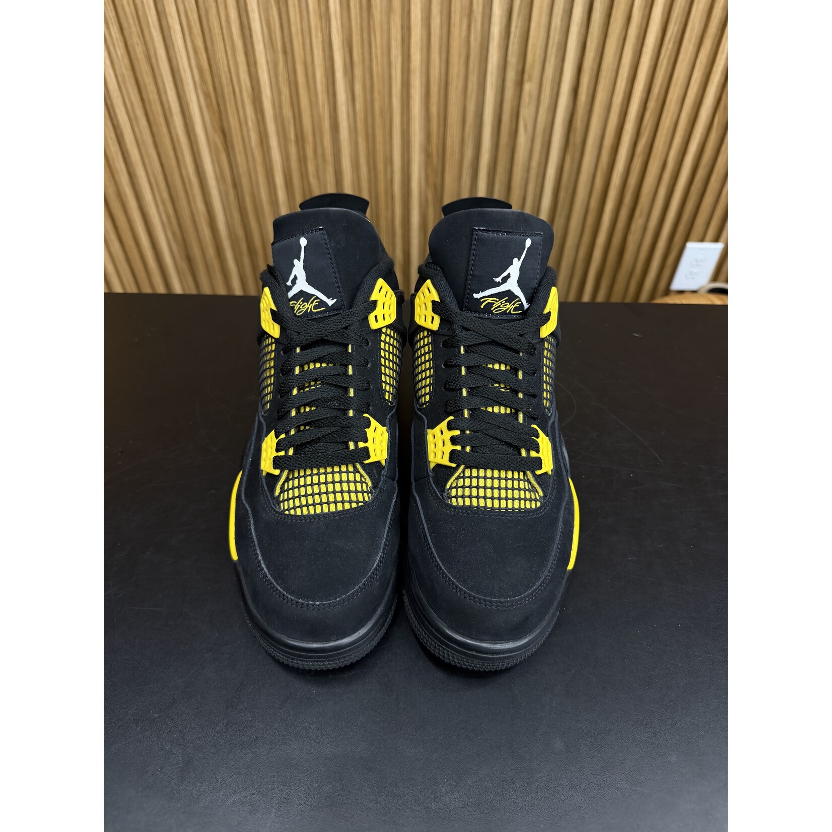 Jordan Jordan 4 Retro Thunder (2023) Size 10, PREOWNED