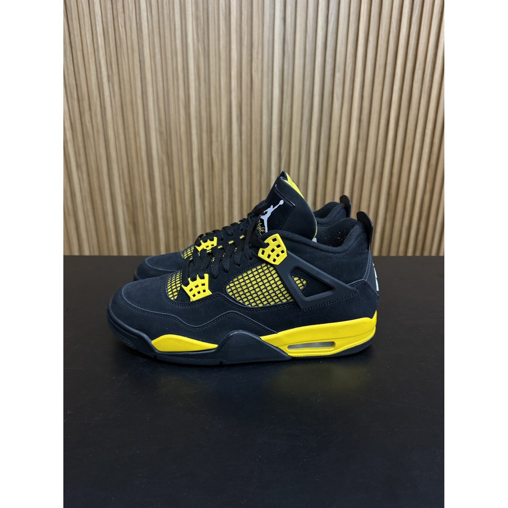 Jordan Jordan 4 Retro Thunder (2023) Size 10, PREOWNED