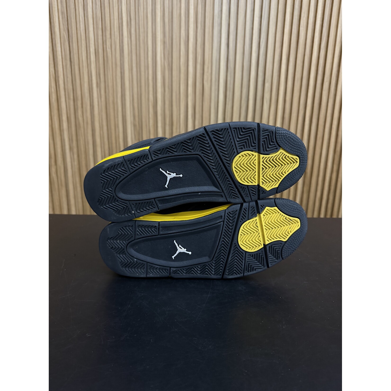 Jordan Jordan 4 Retro Thunder (2023) Size 10, PREOWNED