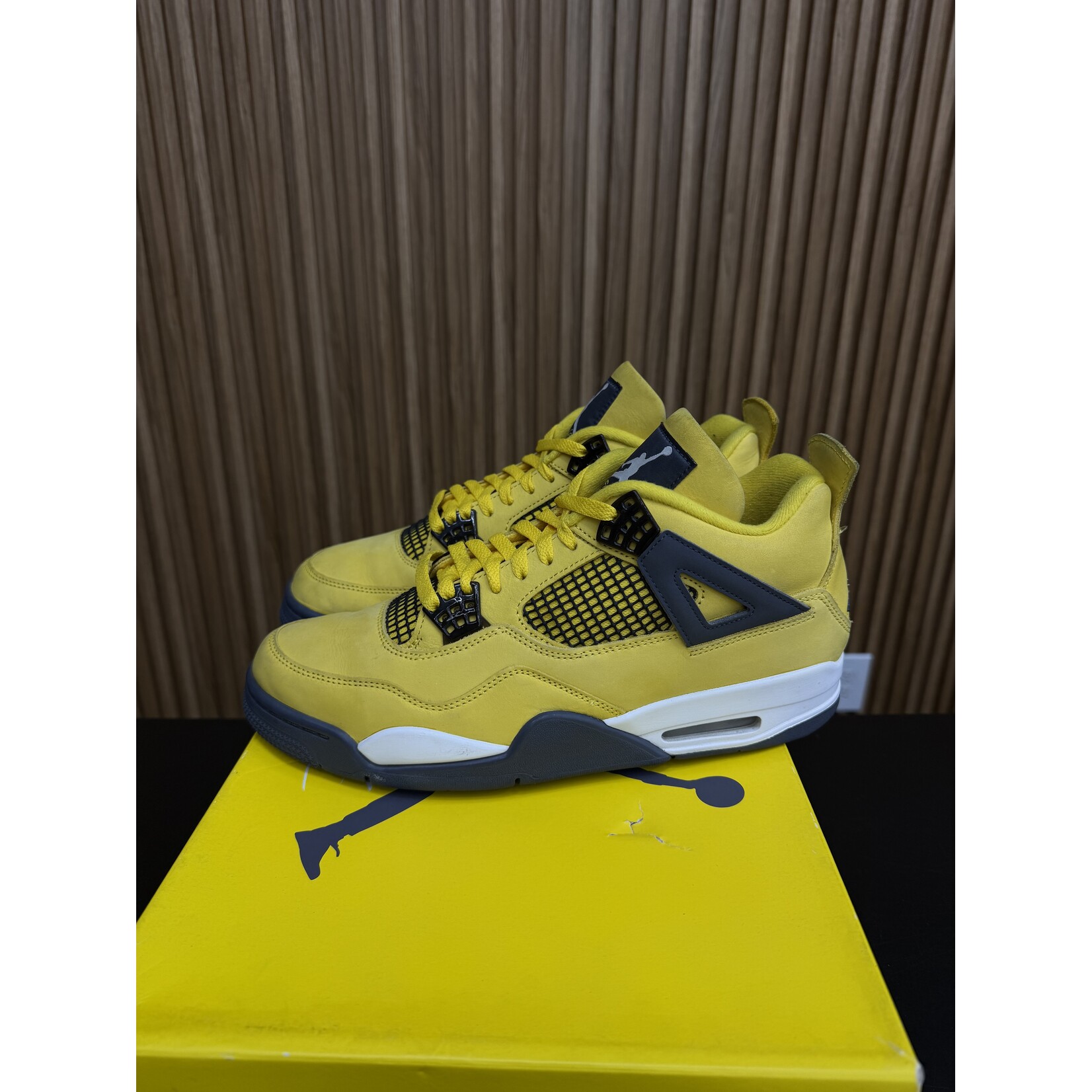 Jordan Jordan 4 Retro Lightning (2021) Size 11, PREOWNED NO LEFT INSOLE