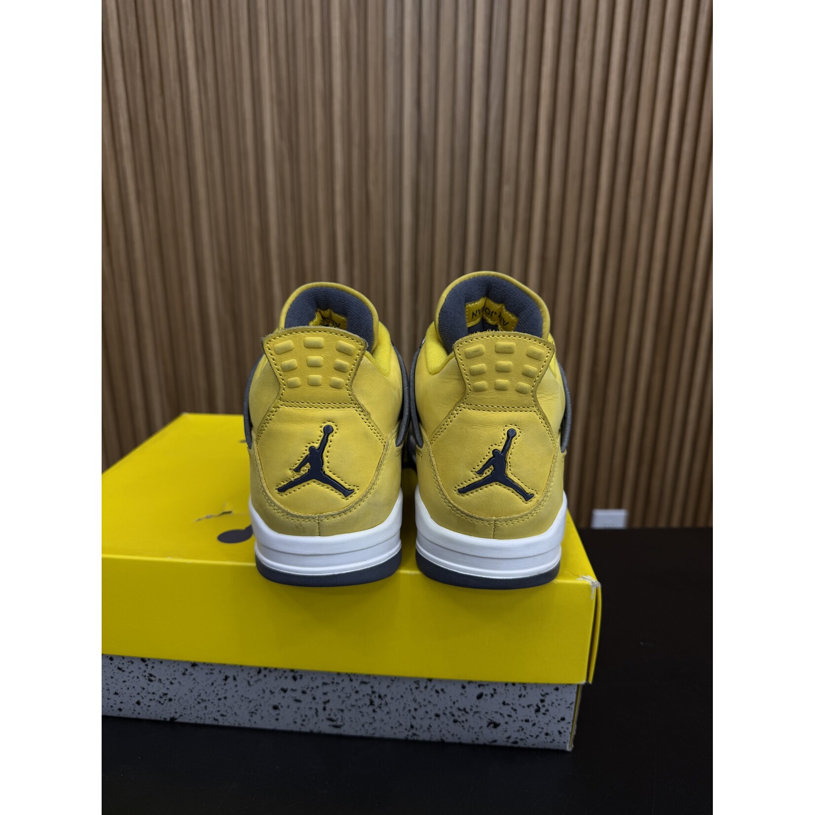 Jordan Jordan 4 Retro Lightning (2021) Size 11, PREOWNED NO LEFT INSOLE