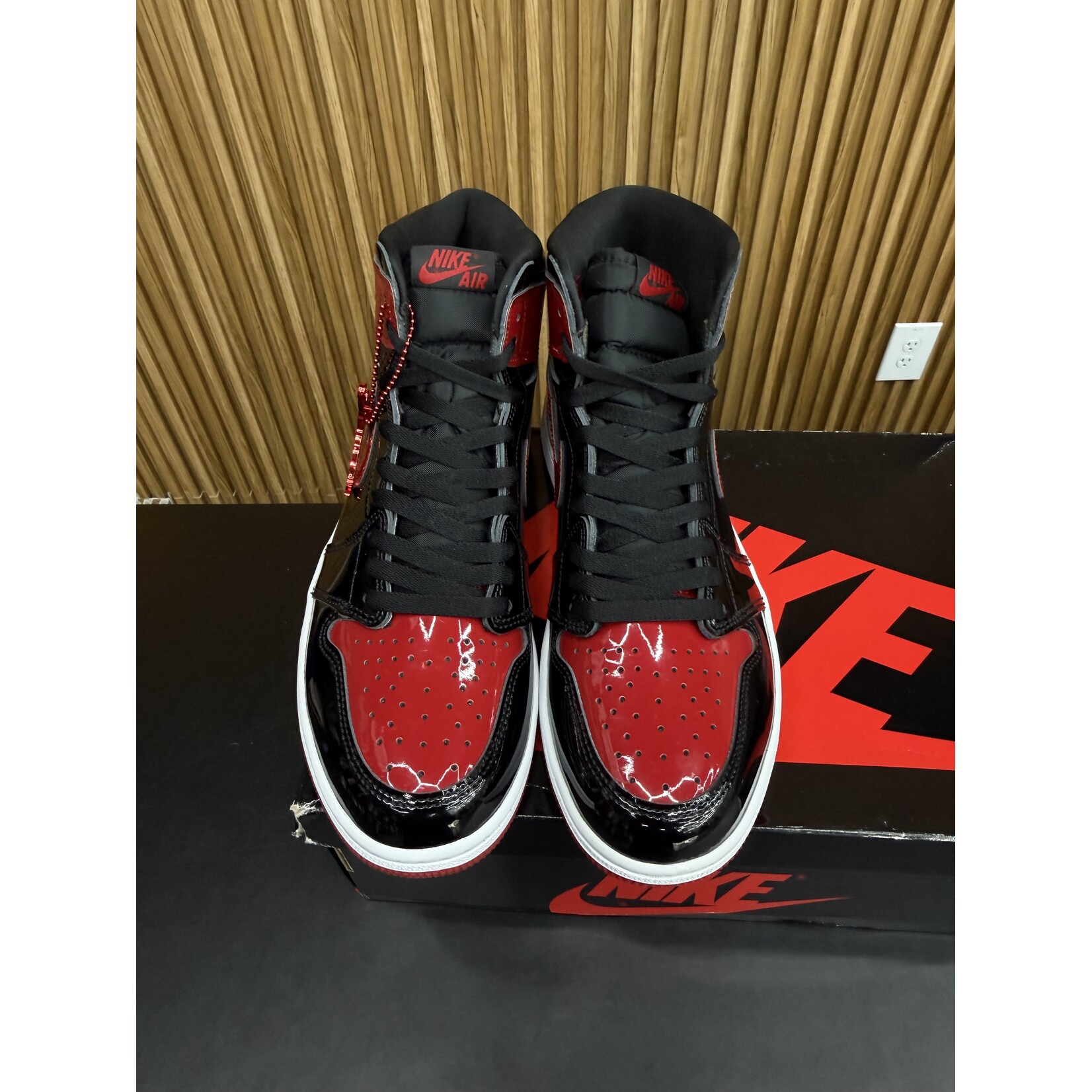 Jordan Jordan 1 Retro High OG Patent Bred Size 10, PREOWNED*