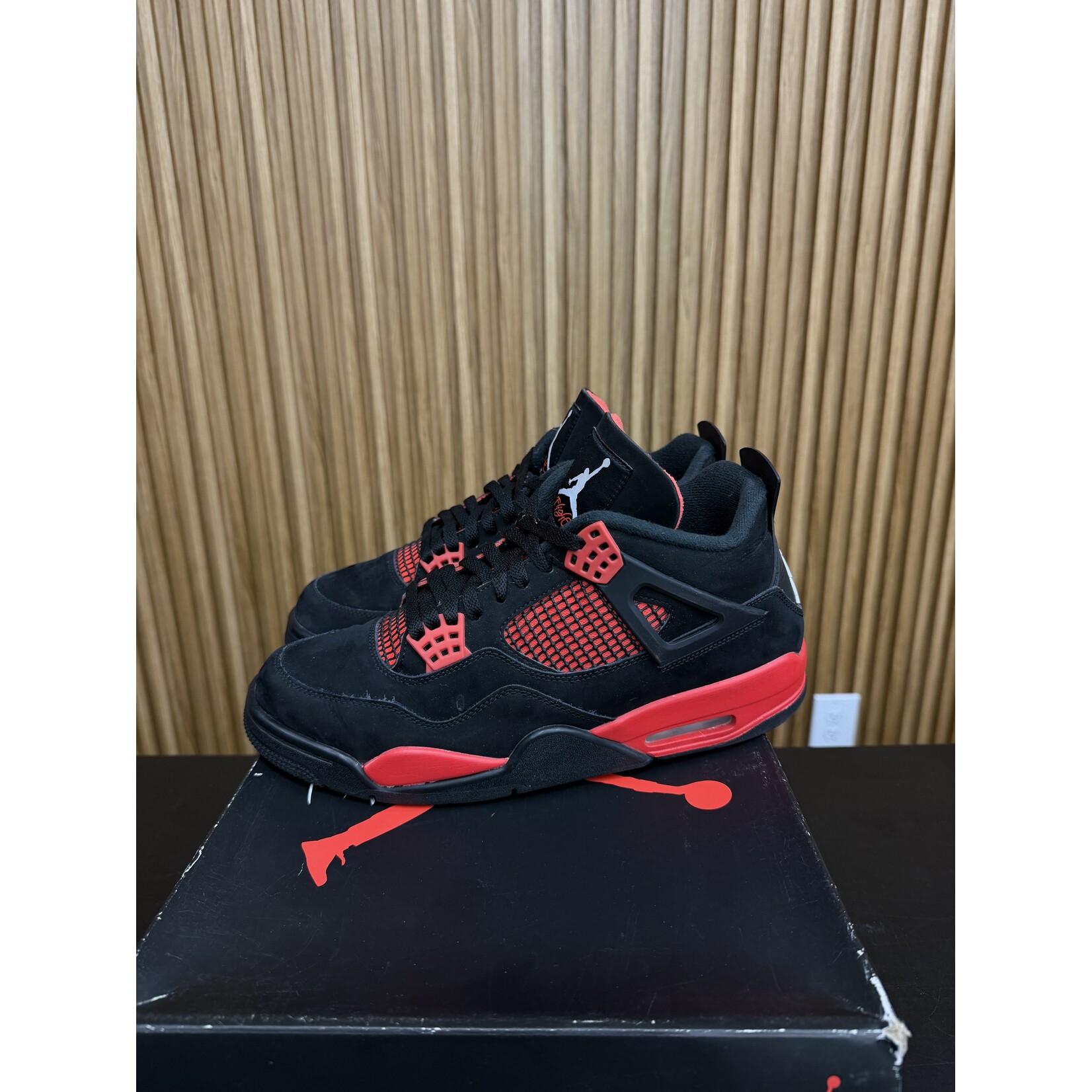 Jordan Jordan 4 Retro Red Thunder Size 10.5, PREOWNED