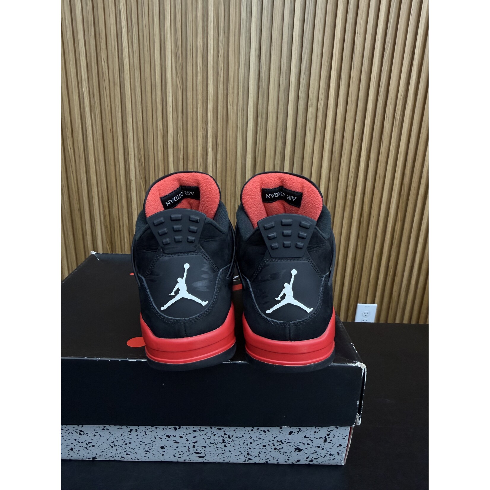 Jordan Jordan 4 Retro Red Thunder Size 10.5, PREOWNED