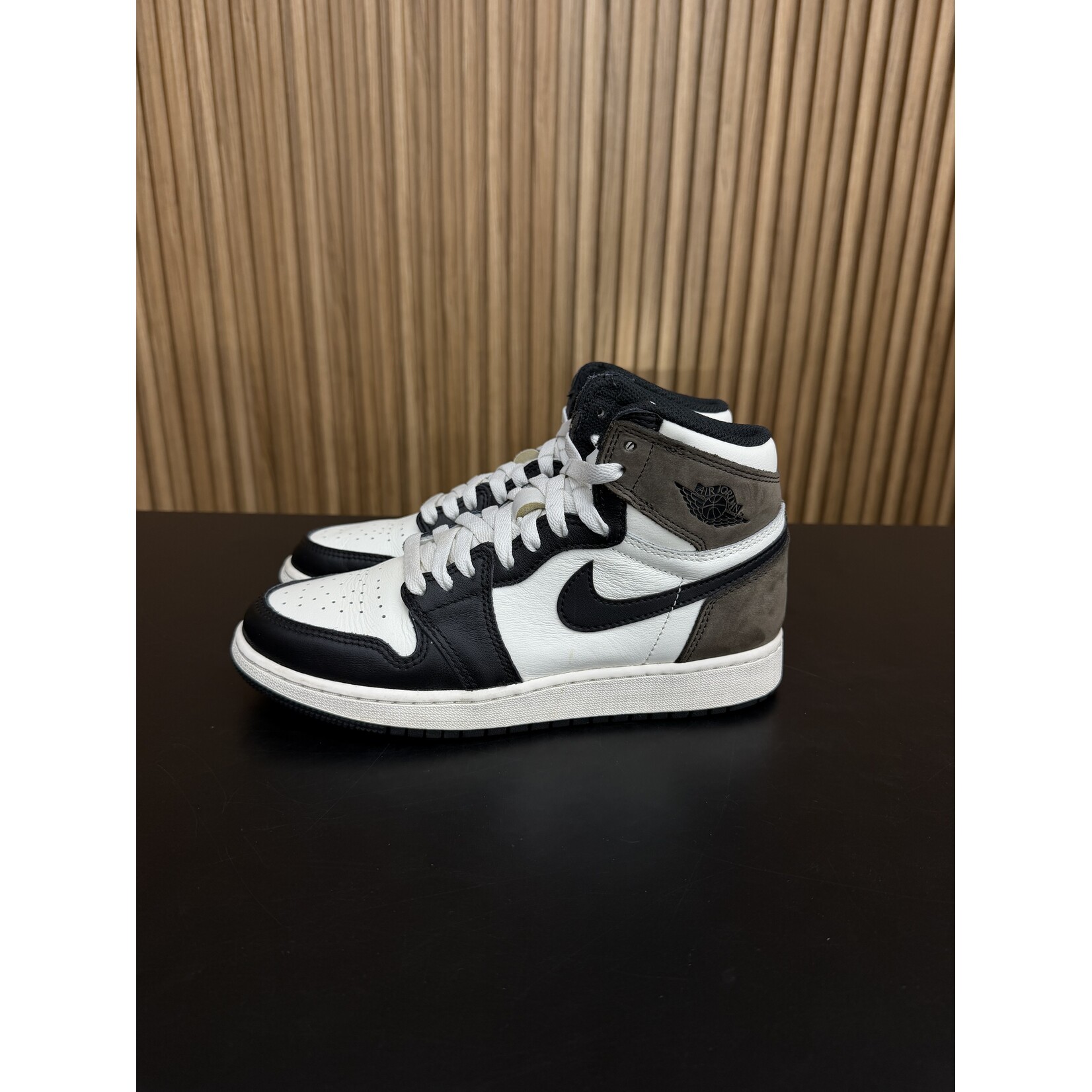 Jordan Jordan 1 Retro High Dark Mocha (GS) Size 5, PREOWNED*