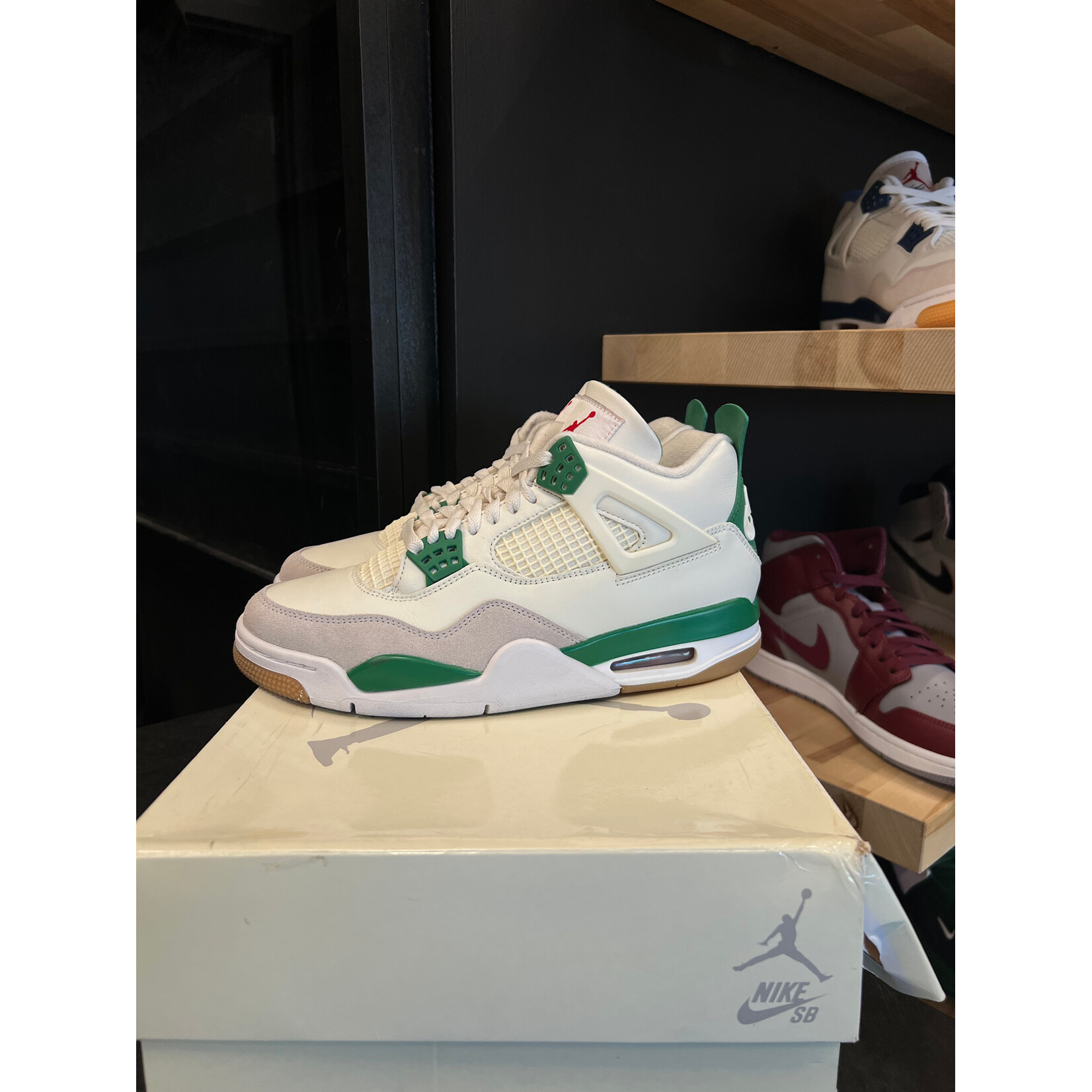 Jordan Jordan 4 Retro SB Pine Green Size 8, PREOWNED
