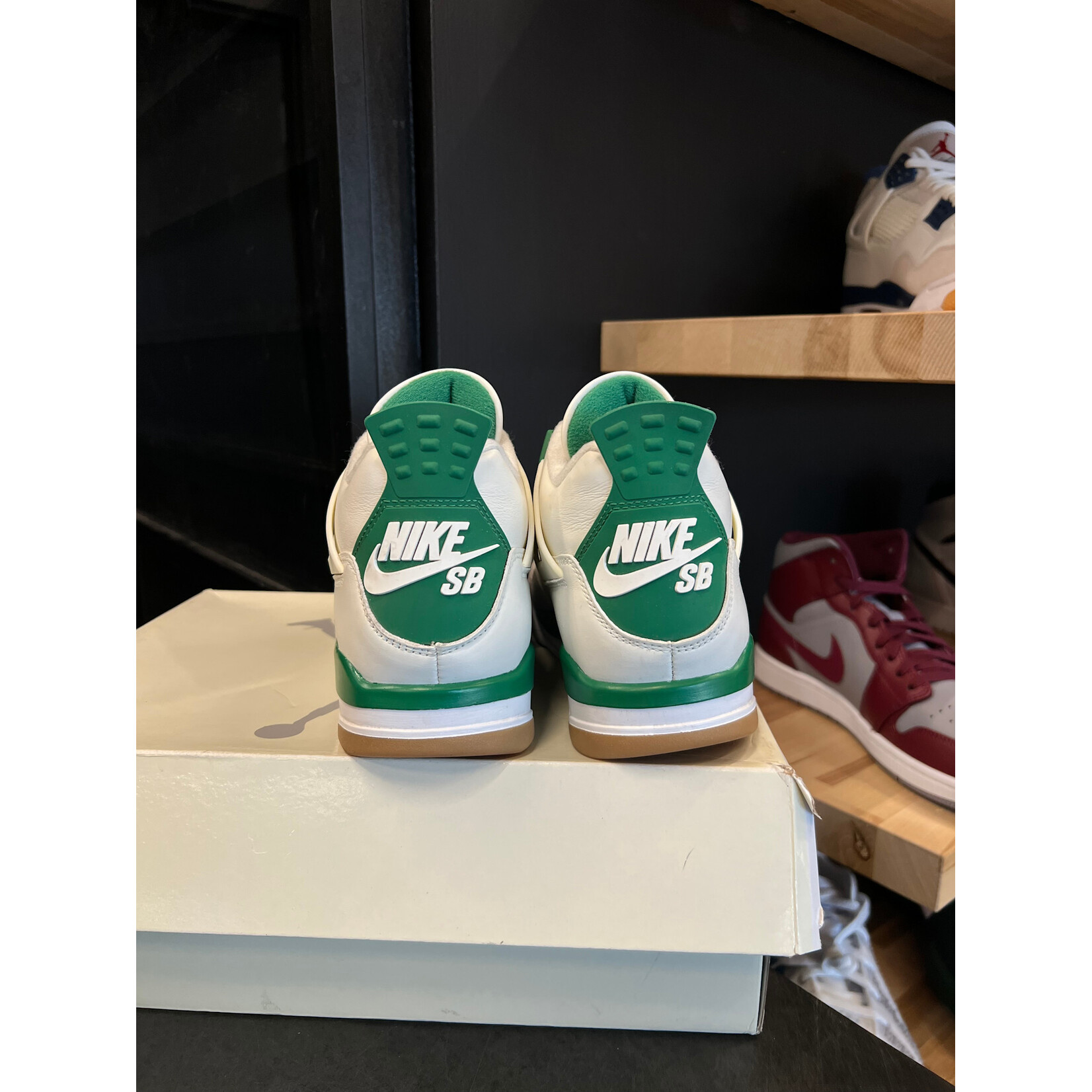 Jordan Jordan 4 Retro SB Pine Green Size 8, PREOWNED