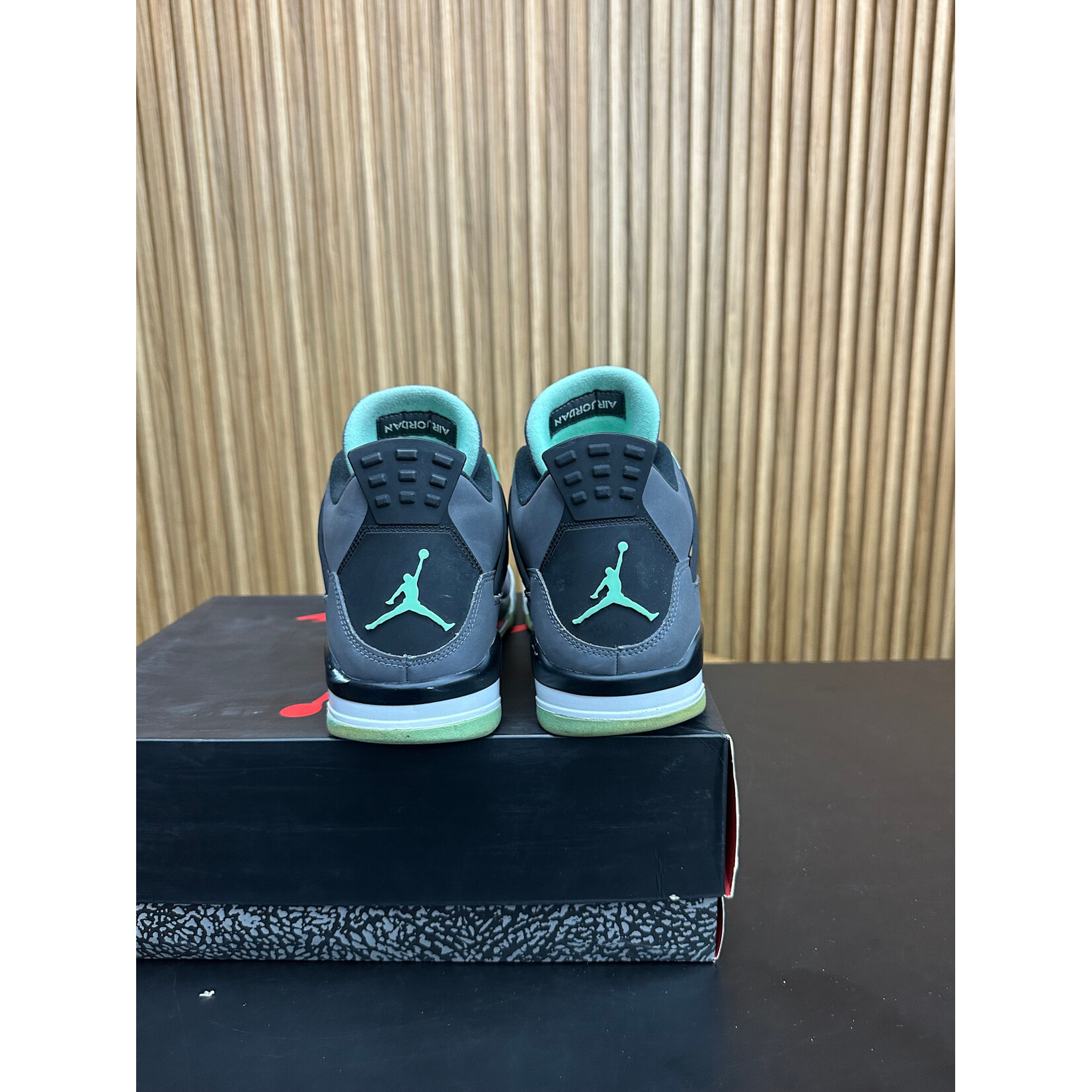 Jordan Jordan 4 Retro Green Glow Size 11, PREOWNED REP BOX*