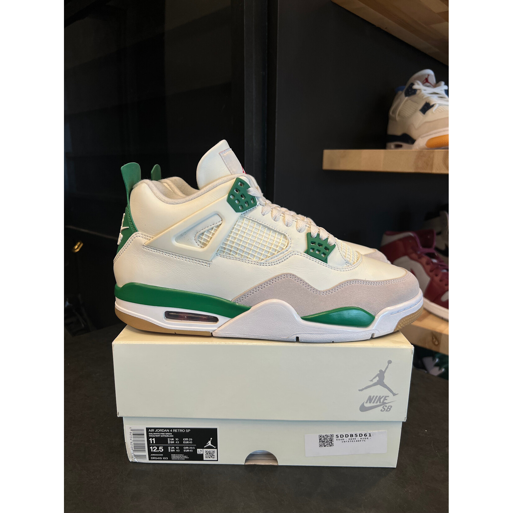 Jordan Jordan 4 Retro SB Pine Green Size 11, PREOWNED*