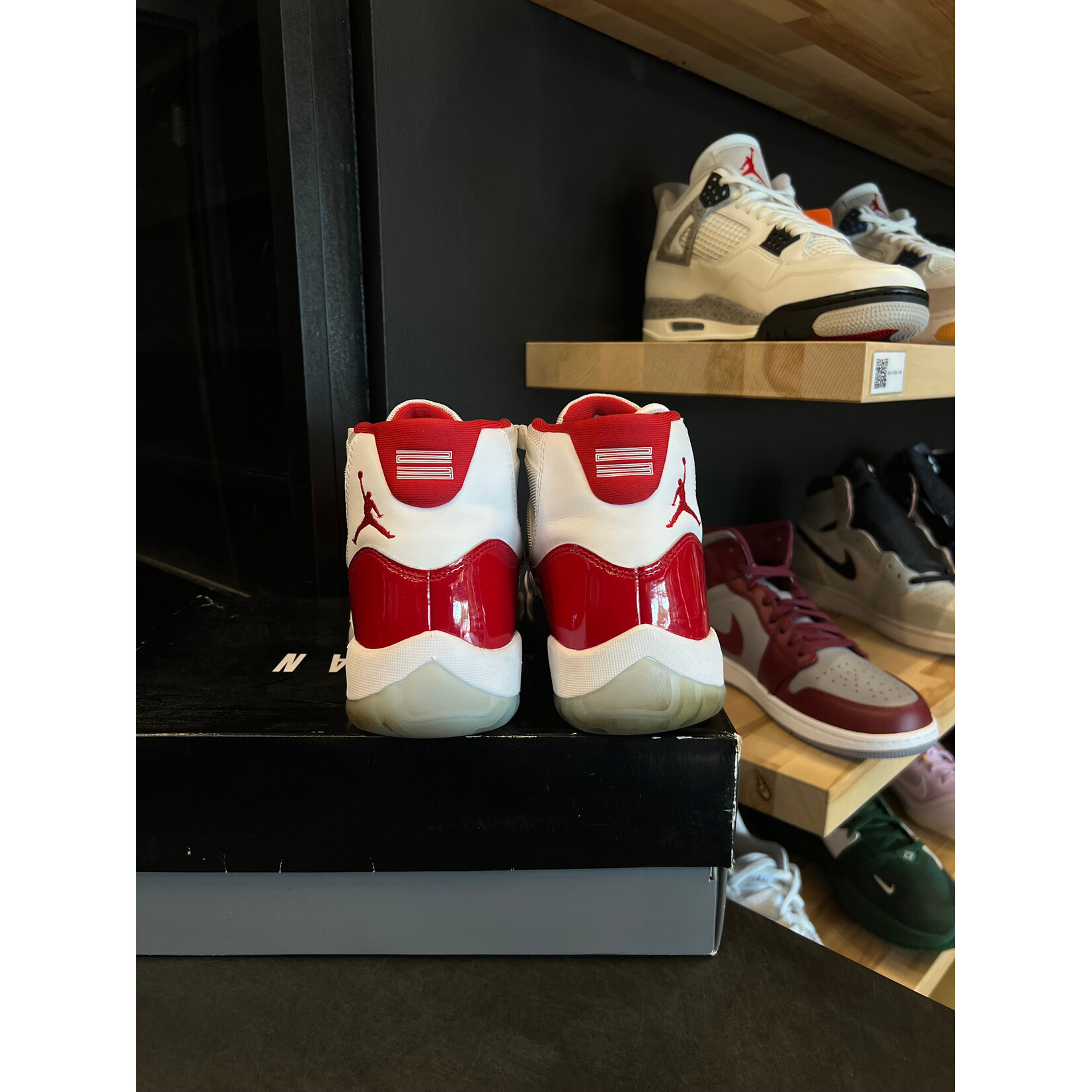 Jordan Jordan 11 Retro Cherry (2022) Size 9, PREOWNED
