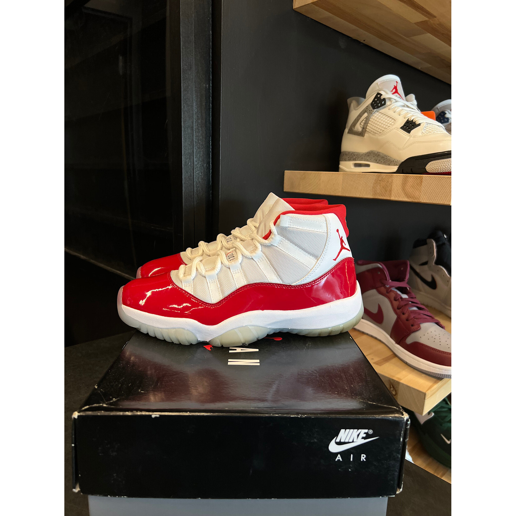 Jordan Jordan 11 Retro Cherry (2022) Size 9, PREOWNED