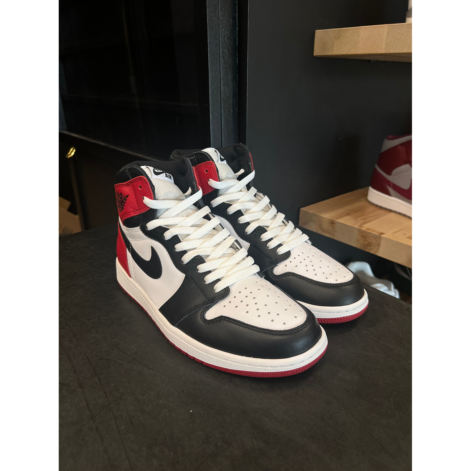 Jordan Jordan 1 Retro Black Toe (2016) Size 10, PREOWNED
