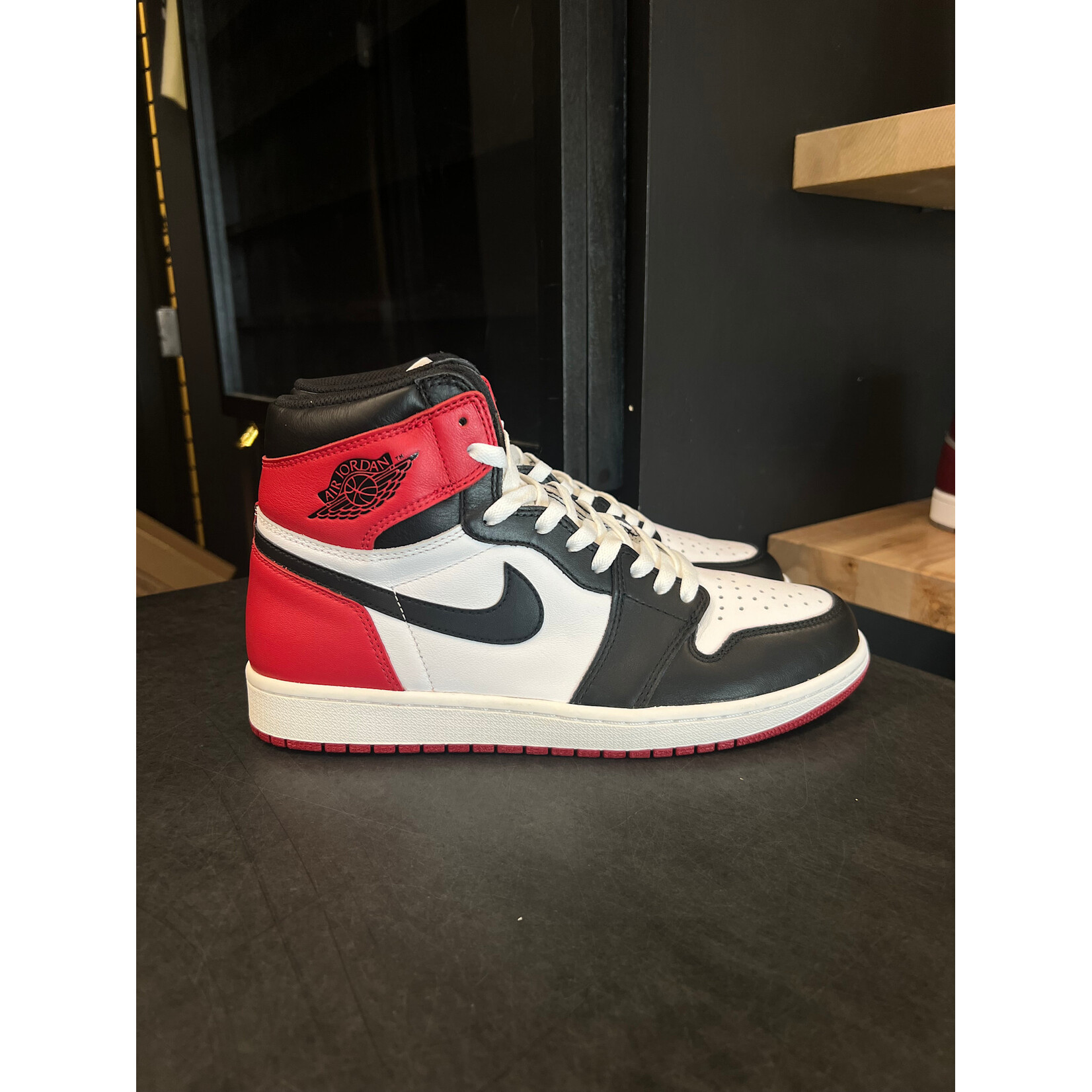 Jordan Jordan 1 Retro Black Toe (2016) Size 10, PREOWNED