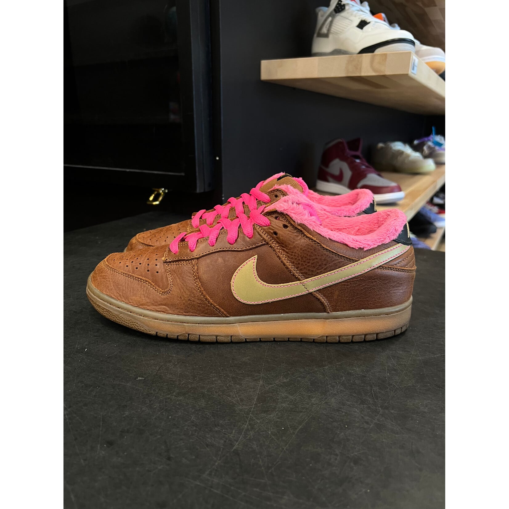 Nike Nike SB Dunk Low Gibson Guitar Case Size 11.5, PREOWNED NO BOX
