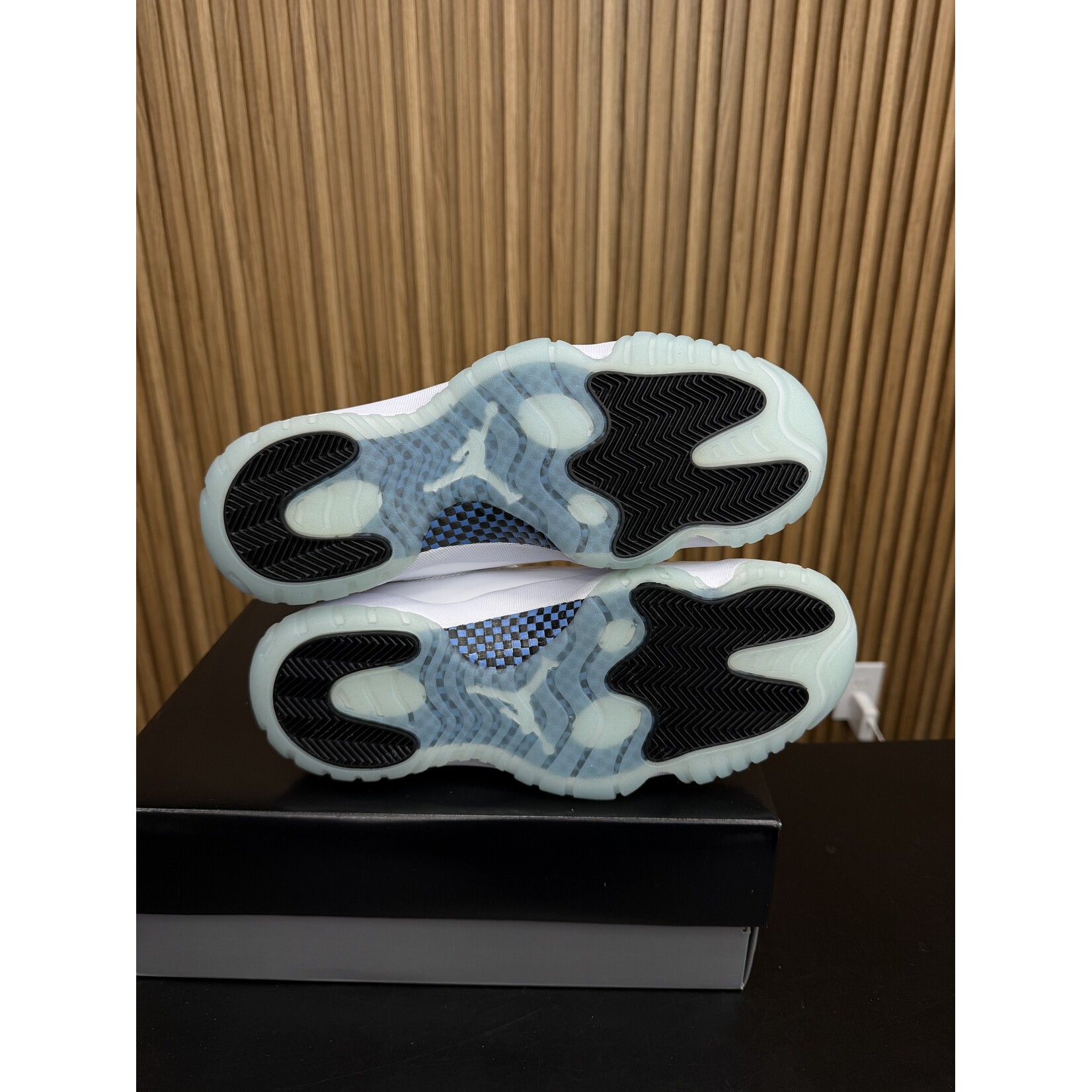 Jordan Jordan 11 Retro Low Legend Blue Size 11, PREOWNED TRIED ON