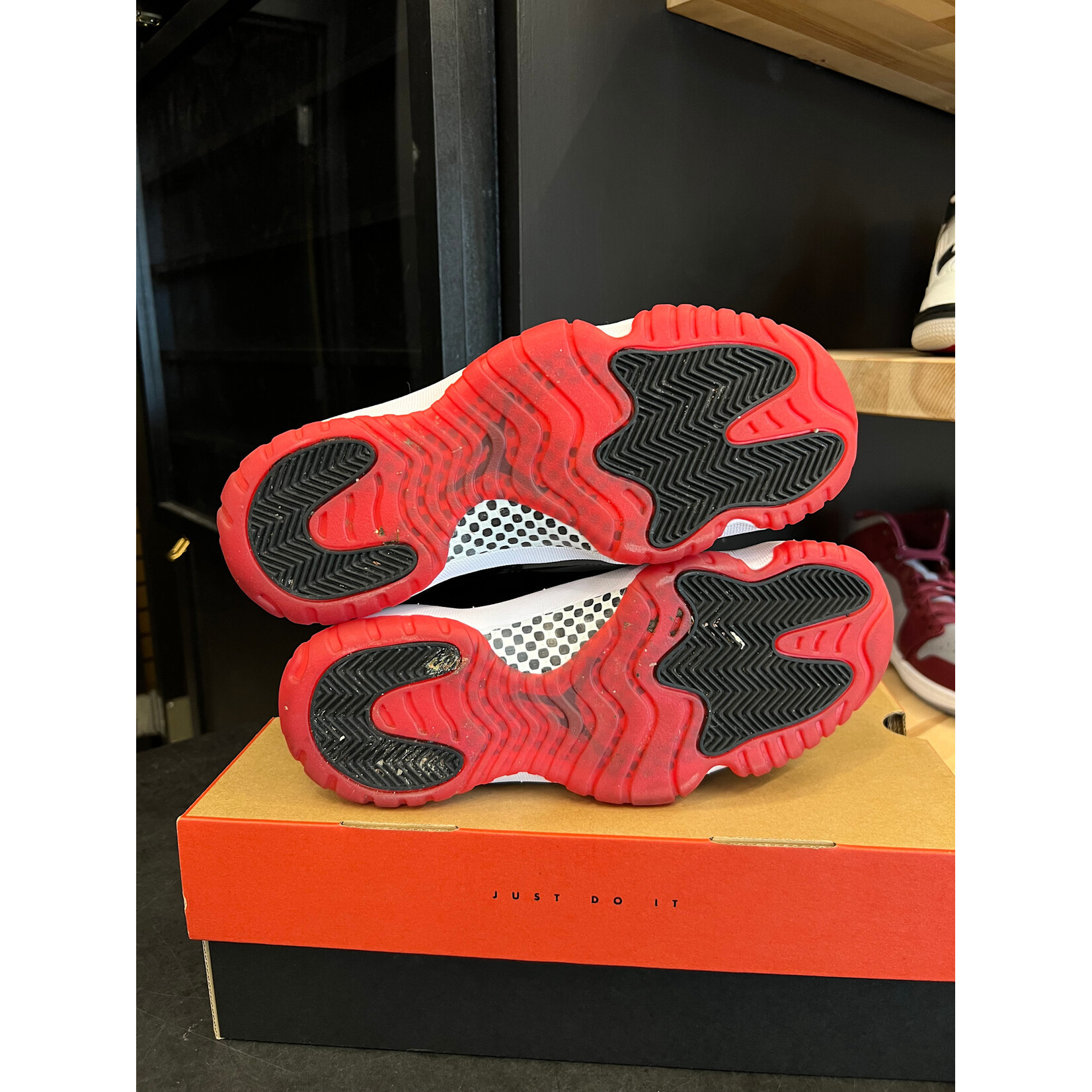 Jordan Jordan 11 Retro Playoffs Bred (2019) Size 8, PREOWNED