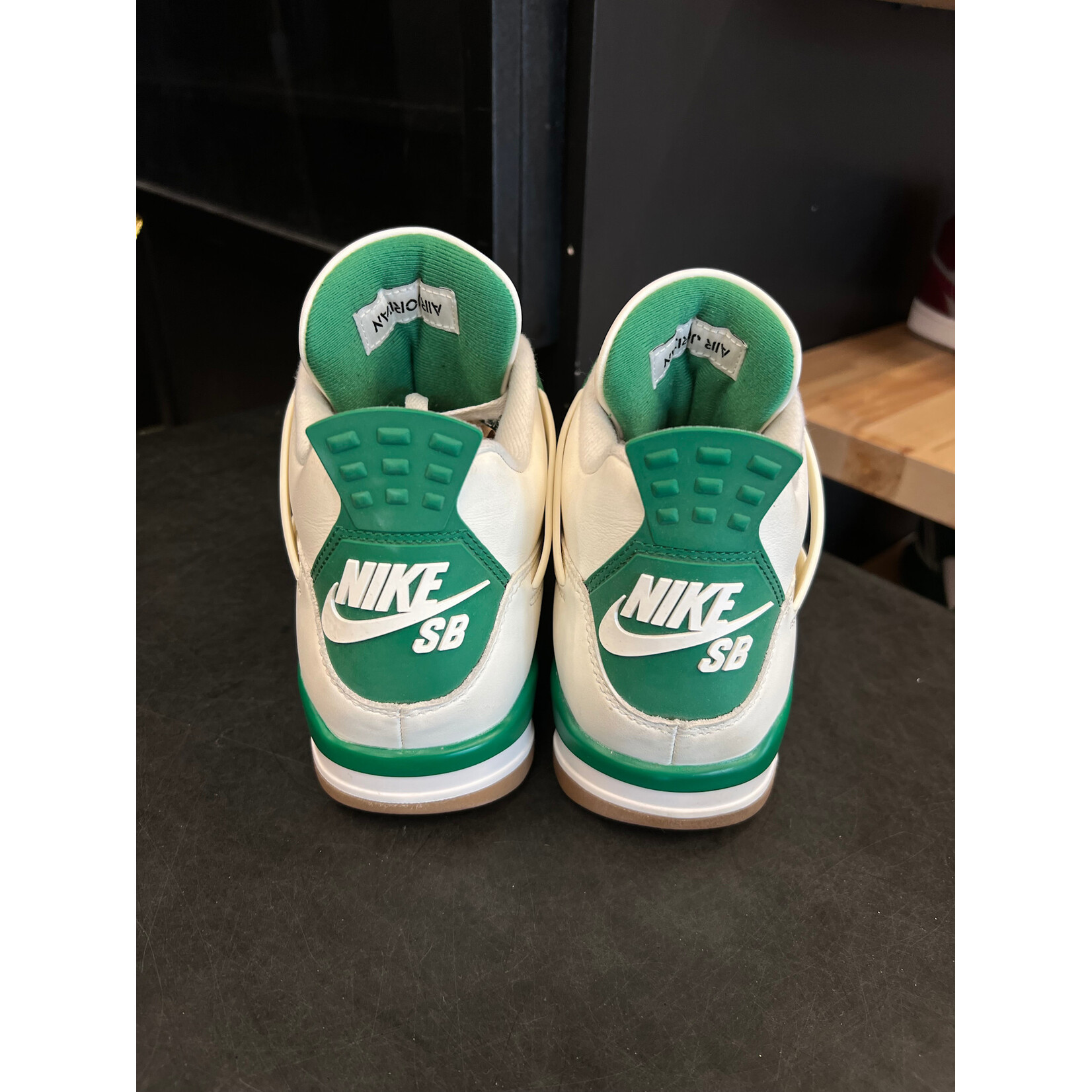 Jordan Jordan 4 Retro SB Pine Green Size 8.5, PREOWNED