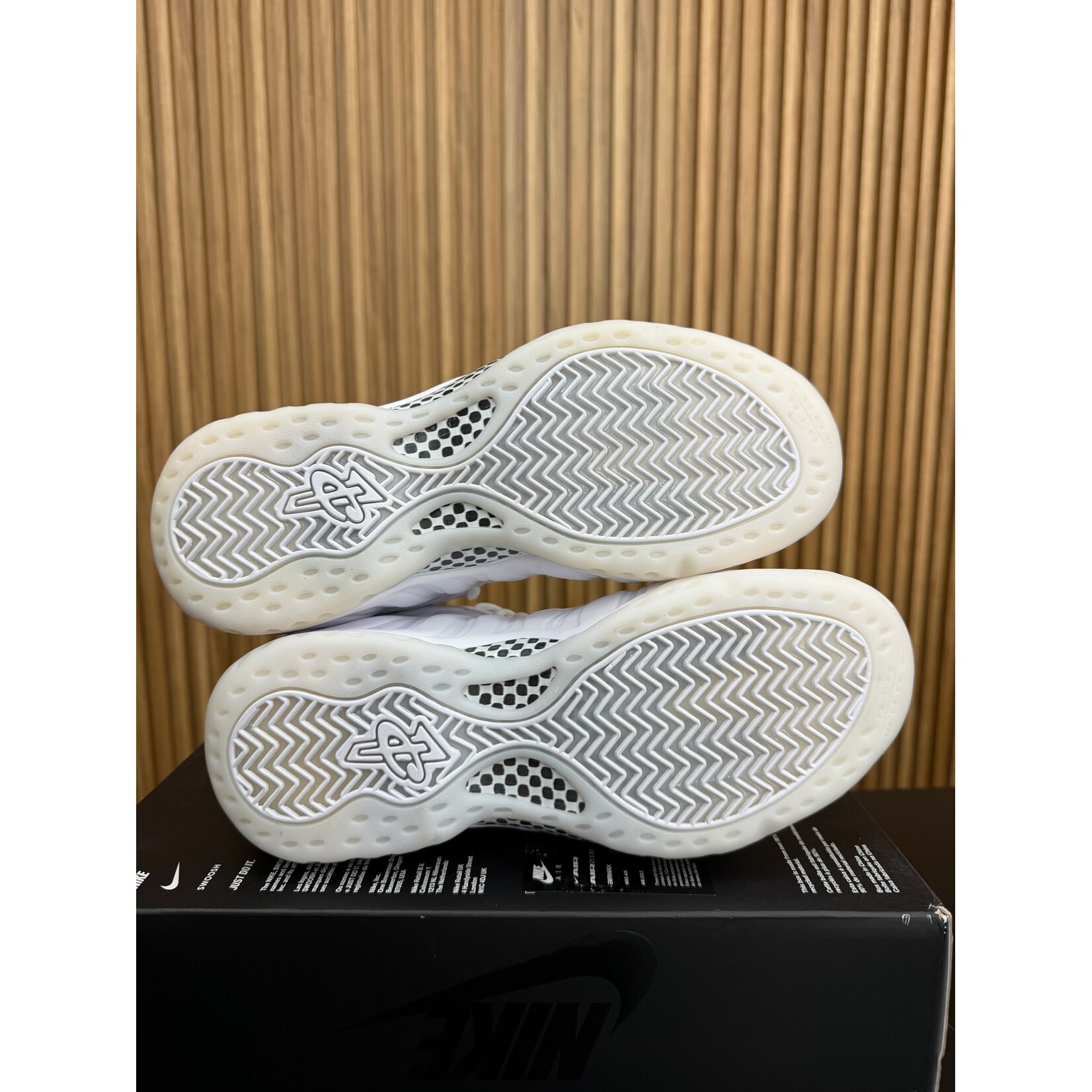 Nike Nike Air Foamposite One Triple White Size 8.5, DS BRAND NEW NO TOP LID