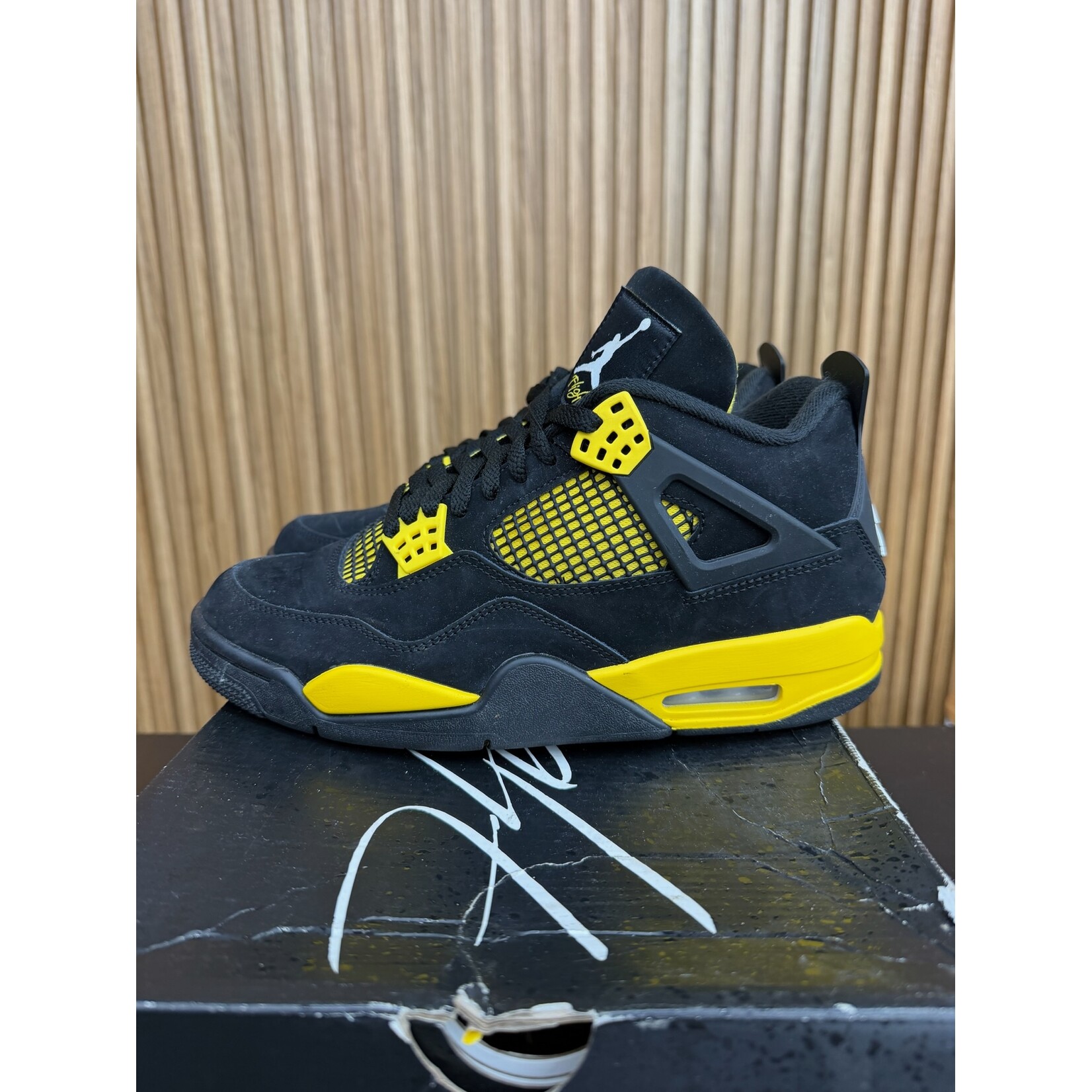 Jordan Jordan 4 Retro Thunder (2023) Size 8.5, PREOWNED*