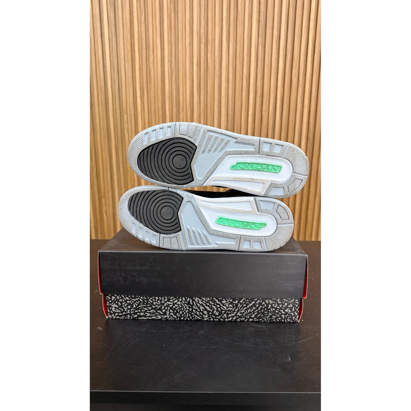 Jordan Jordan 3 Retro Green Glow (GS) Size 7, PREOWNED