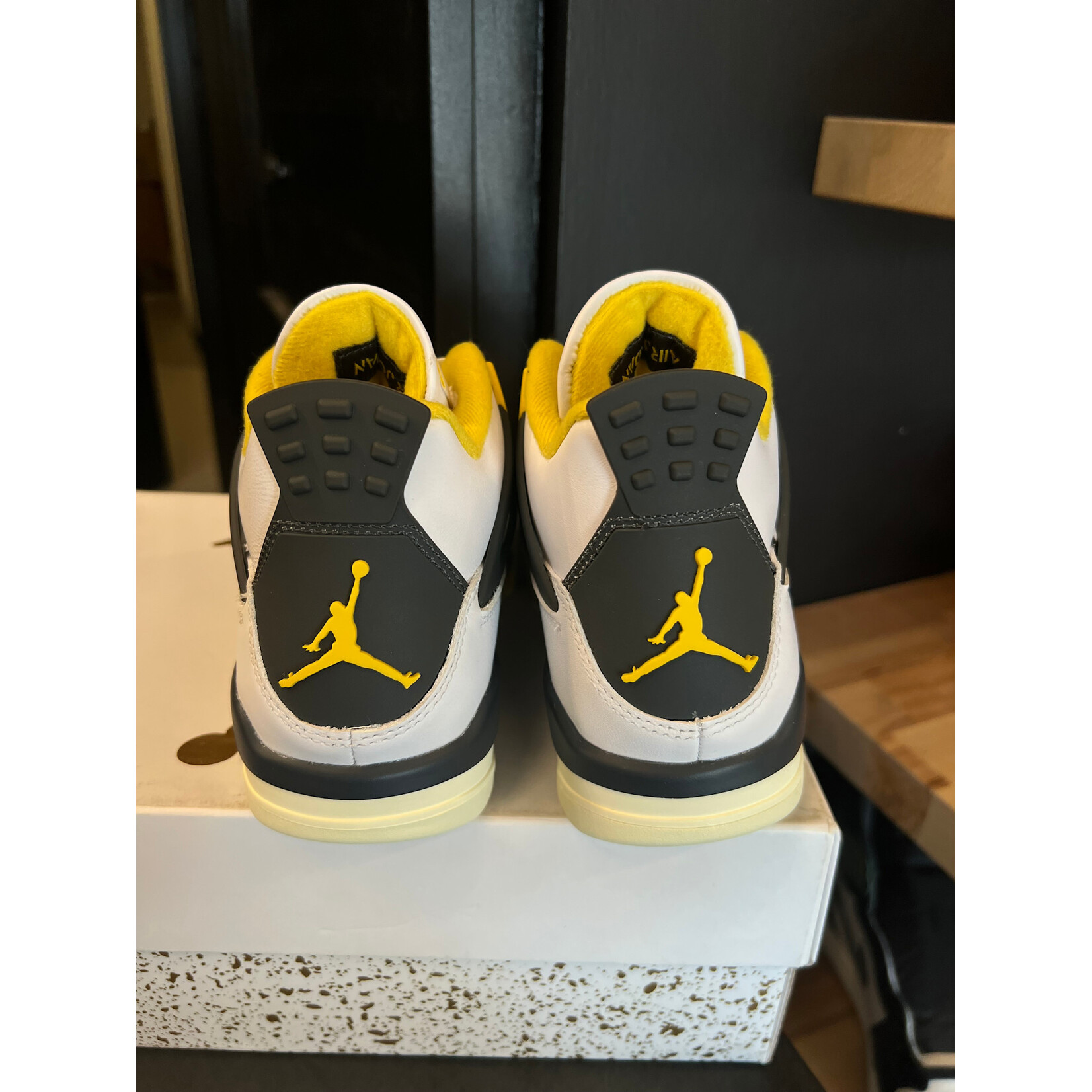 Jordan Jordan 4 Retro Vivid Sulfur (Women's) Size 7W, PREOWNED TRIED ON