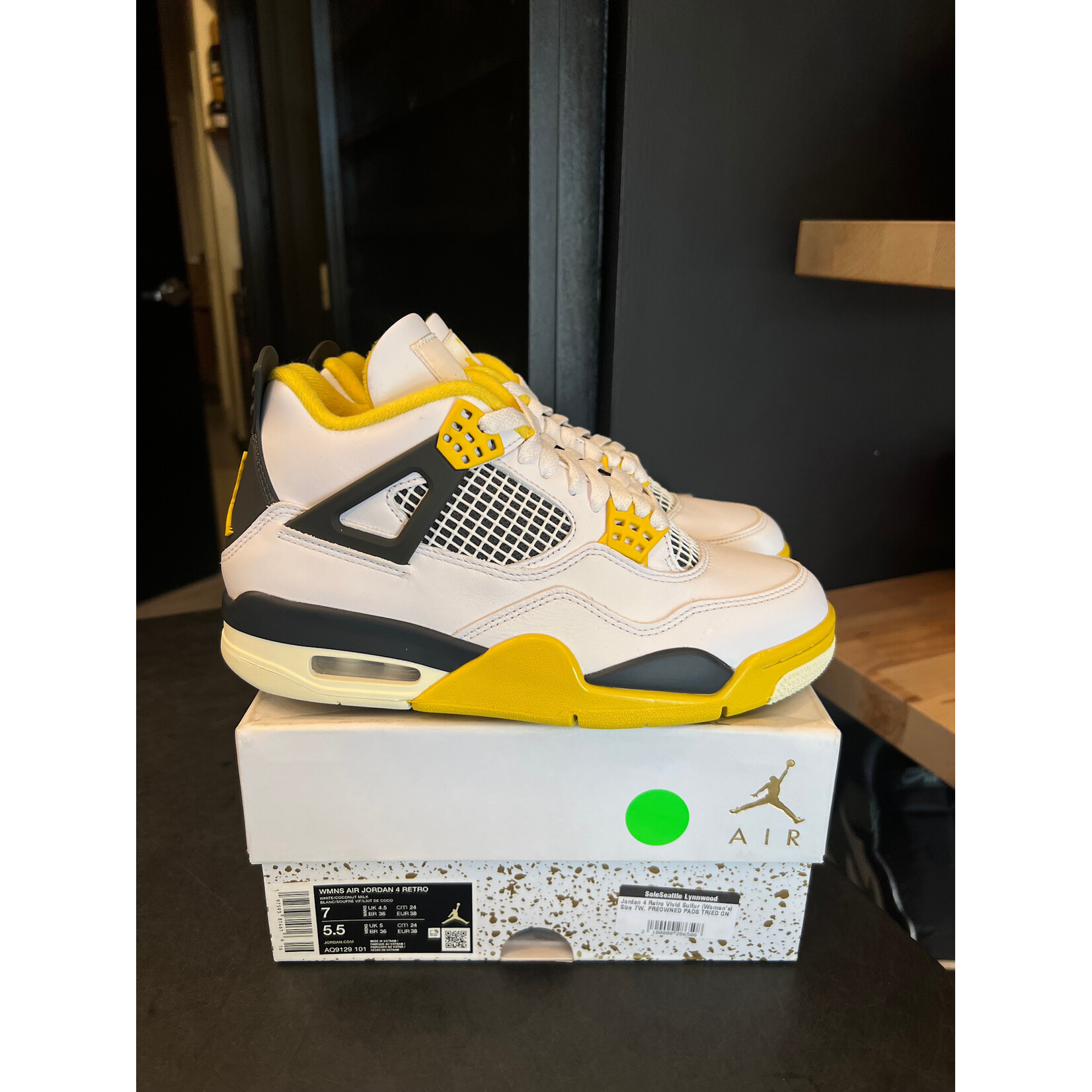 Jordan Jordan 4 Retro Vivid Sulfur (Women's) Size 7W, PREOWNED TRIED ON