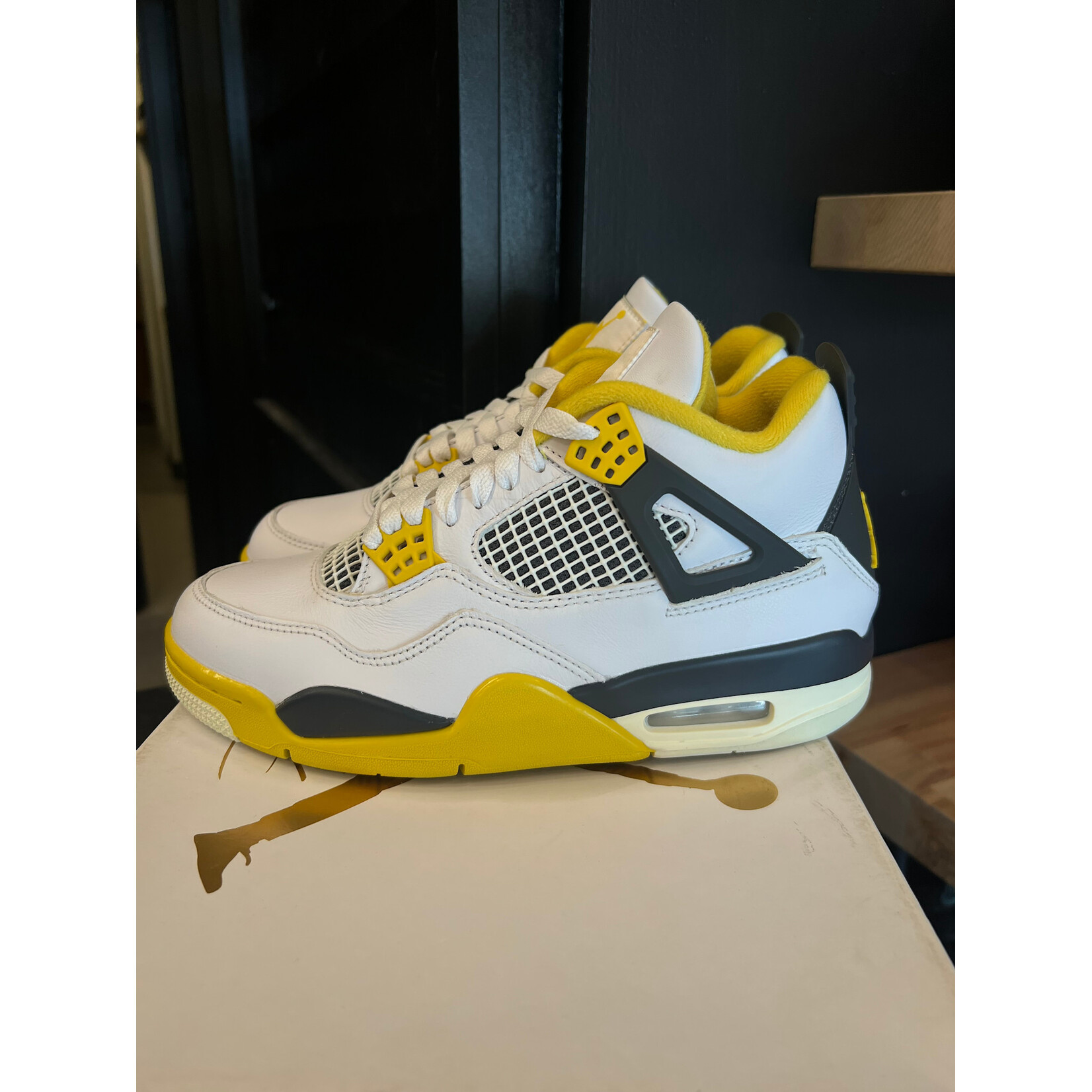 Jordan Jordan 4 Retro Vivid Sulfur (Women's) Size 7W, PREOWNED TRIED ON