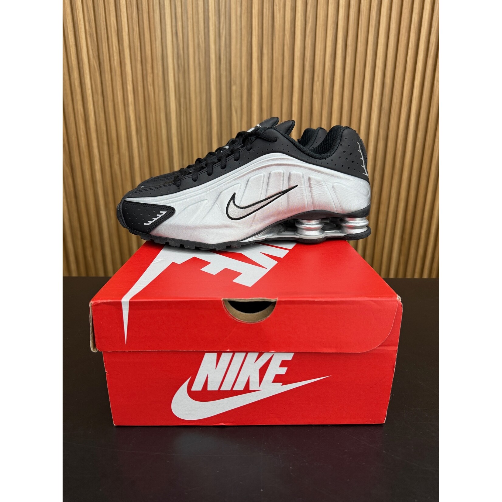 Nike Nike Shox R4 Metallic Silver Black Size 9.5, PREOWNED*