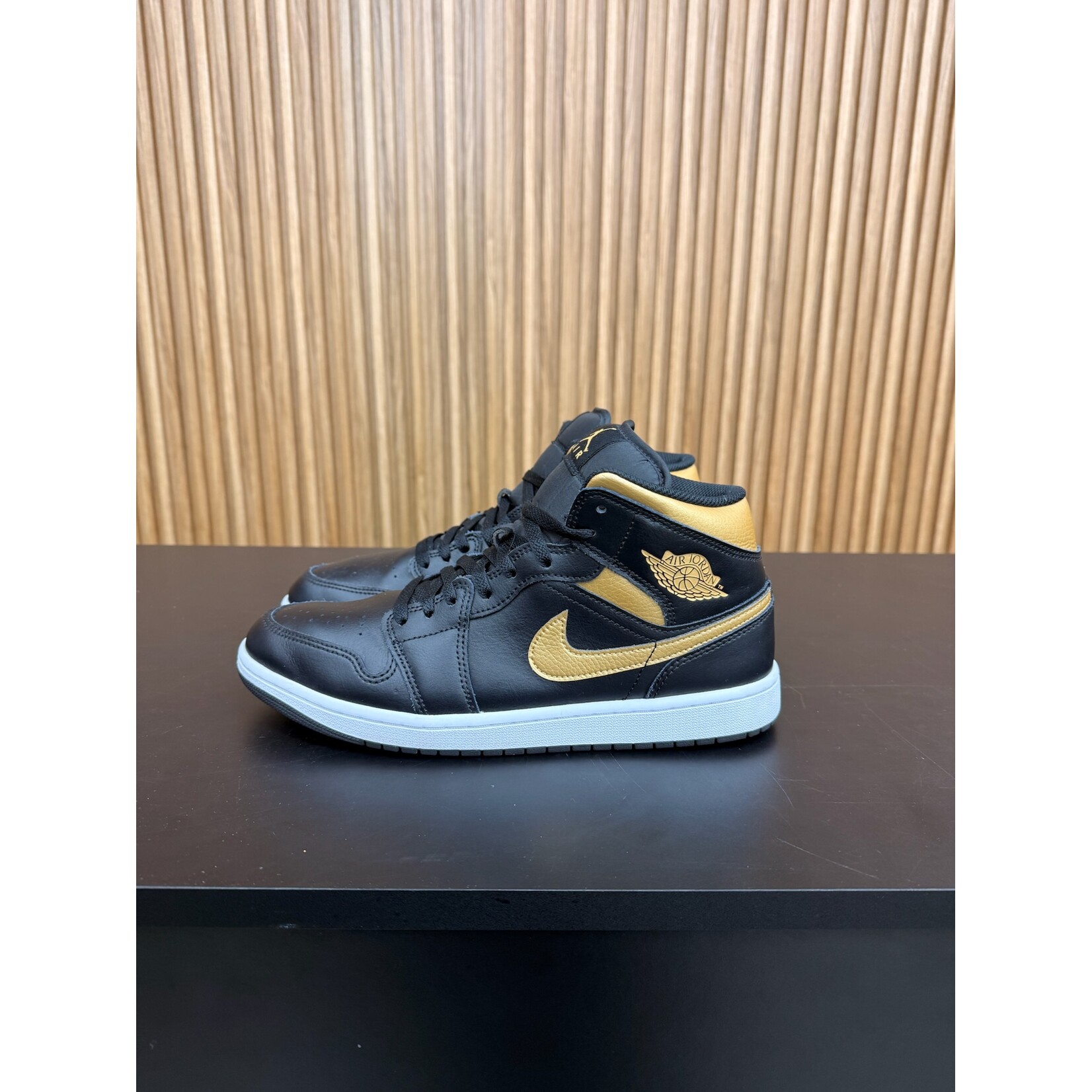 Jordan Jordan 1 Mid Black Metallic Gold Size 10.5, PREOWNED NO BOX