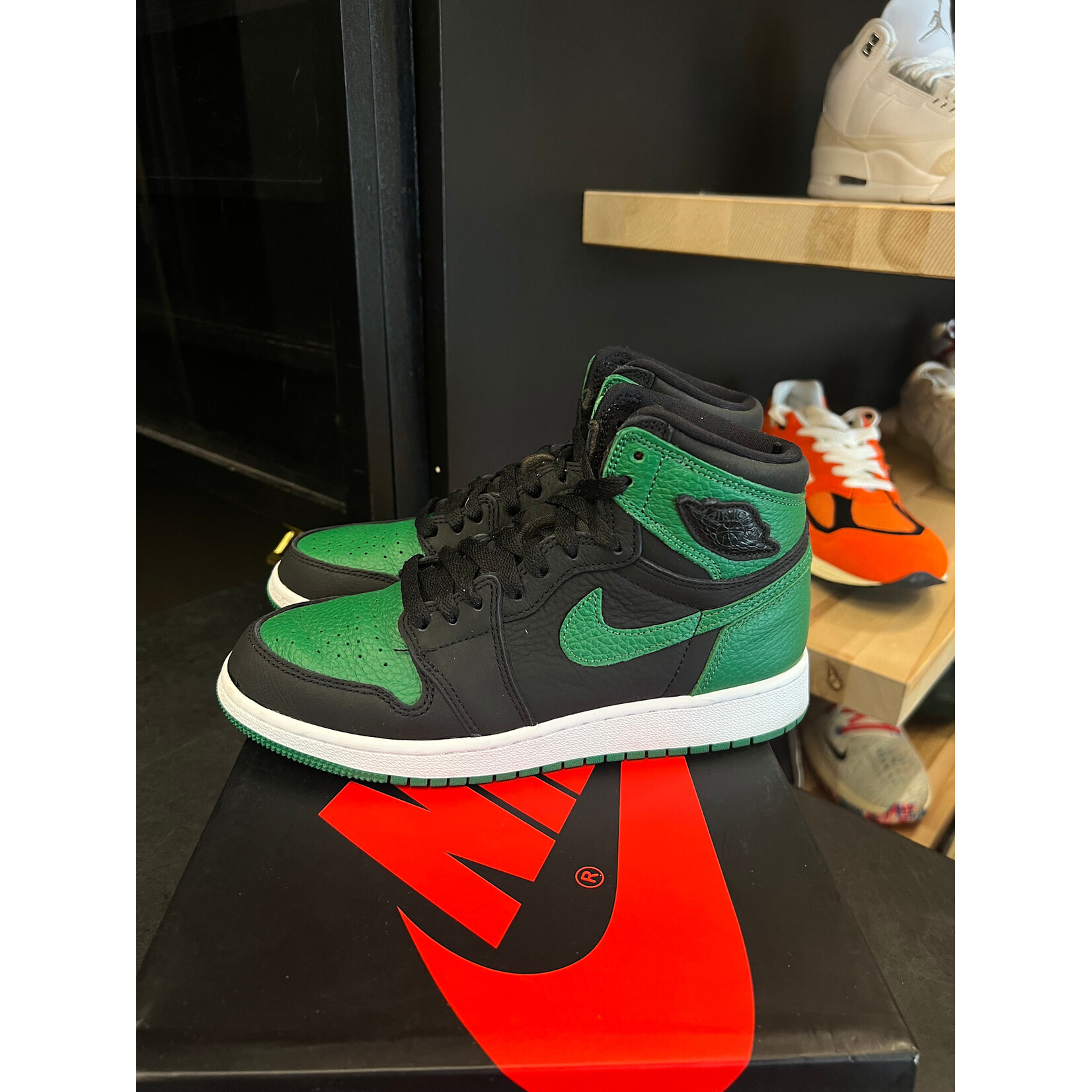 Jordan Jordan 1 Retro High Pine Green Black (GS) Size 4.5, PREOWNED*