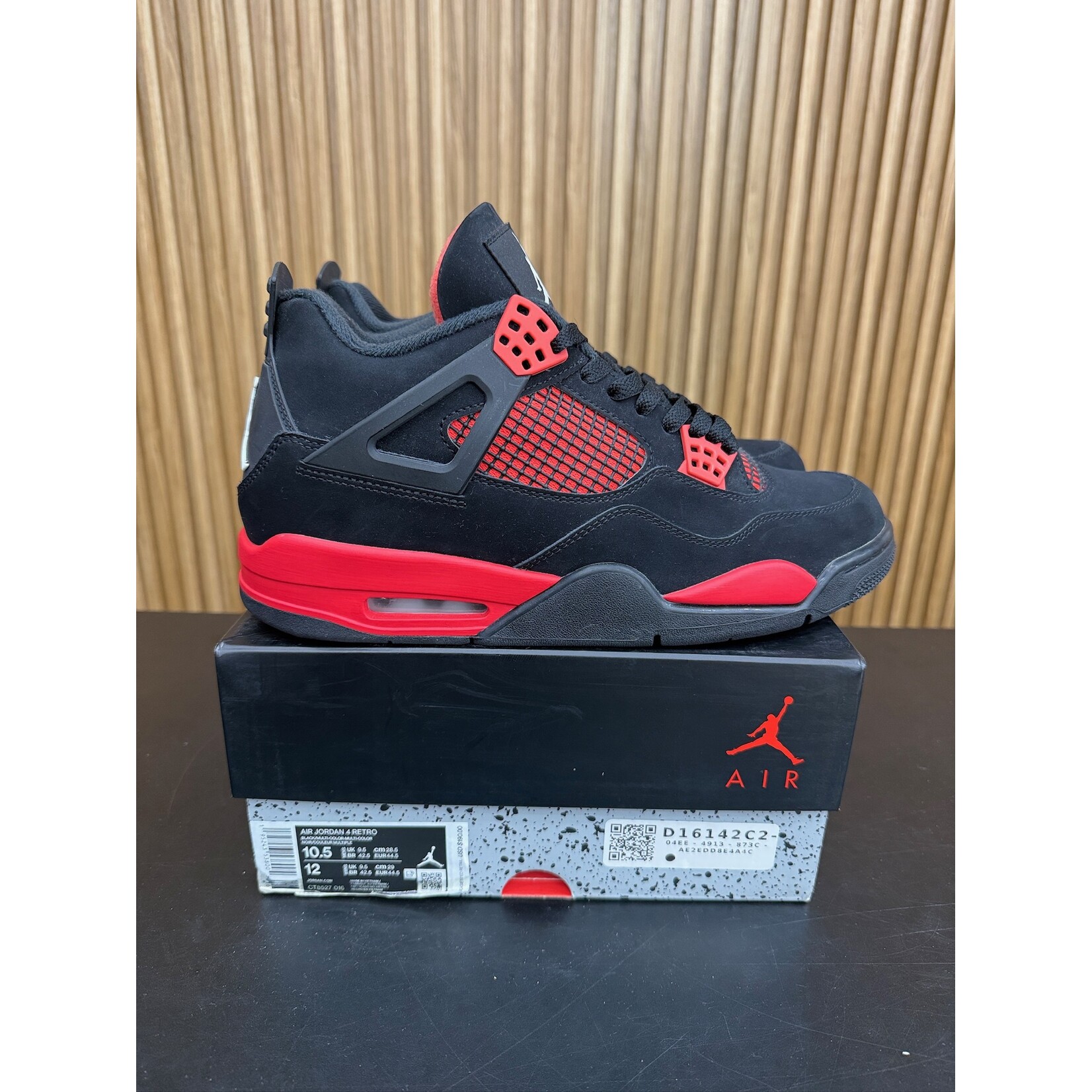 Jordan Jordan 4 Retro Red Thunder Size 10.5, PREOWNED*