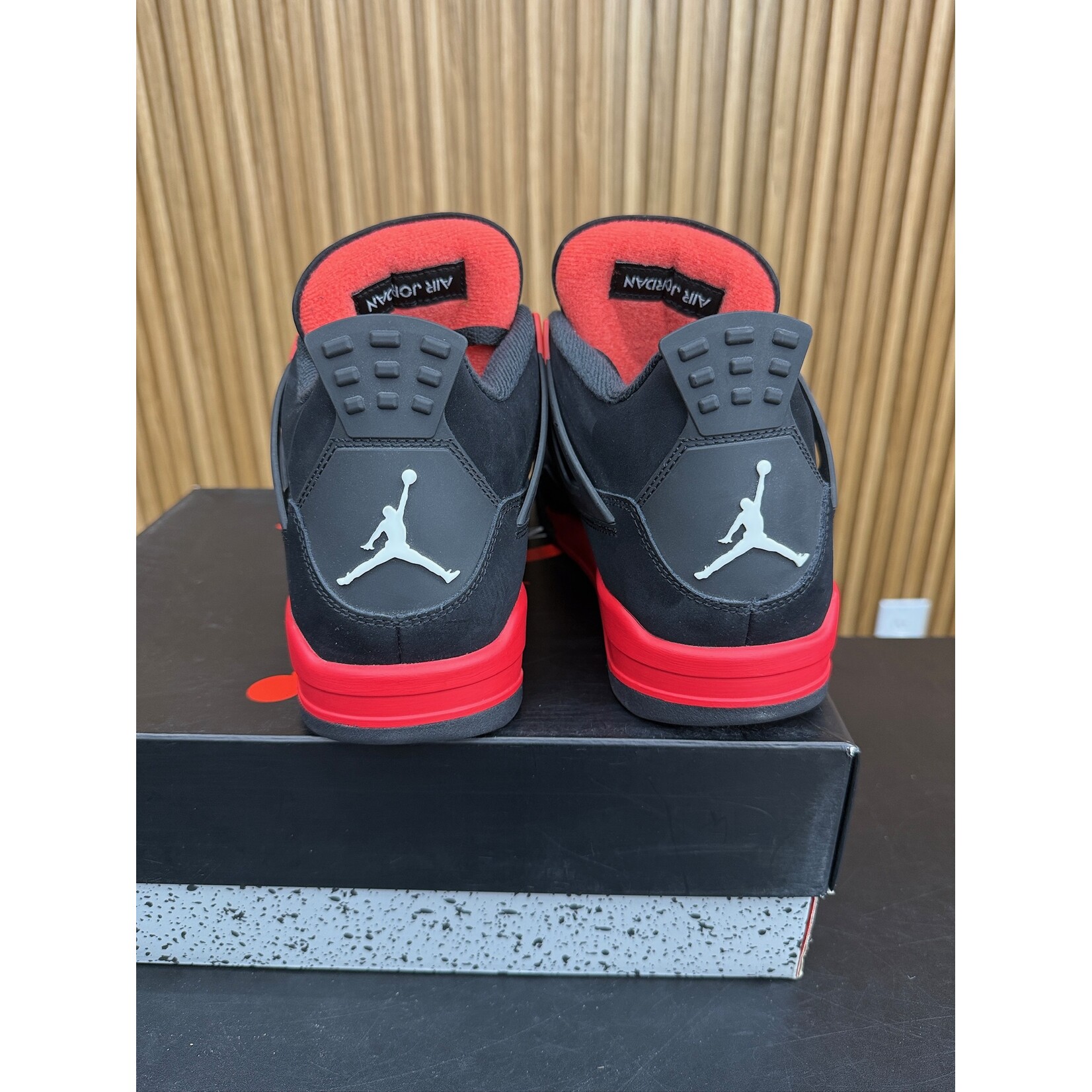 Jordan Jordan 4 Retro Red Thunder Size 10.5, PREOWNED*