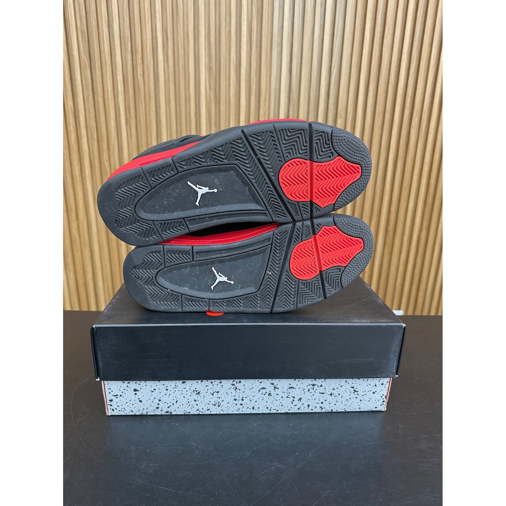 Jordan Jordan 4 Retro Red Thunder Size 10.5, PREOWNED*