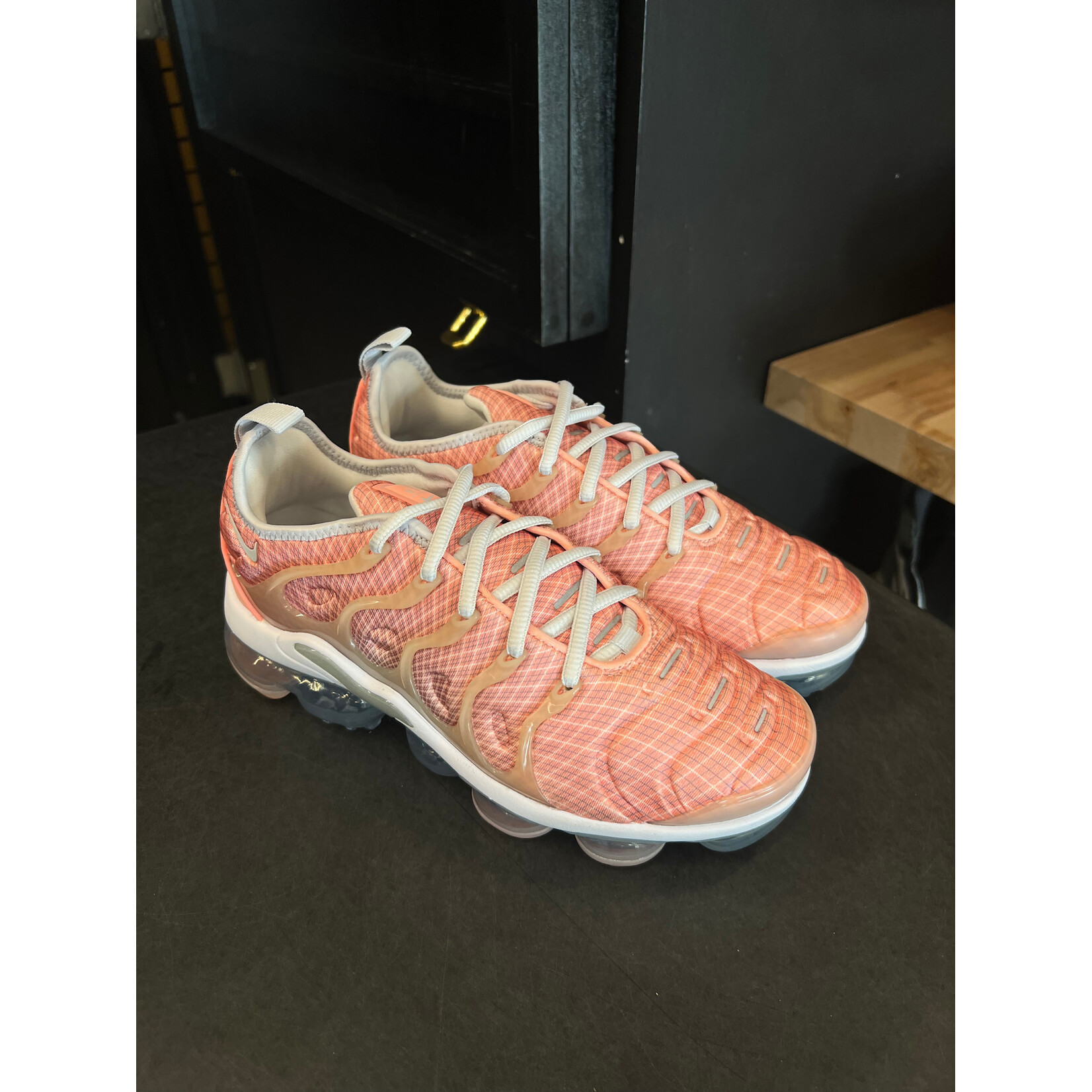Nike Nike Air VaporMax Plus Bleached Coral Pure Platinum (Women's) Size 7W, PREOWNED TRIED ON