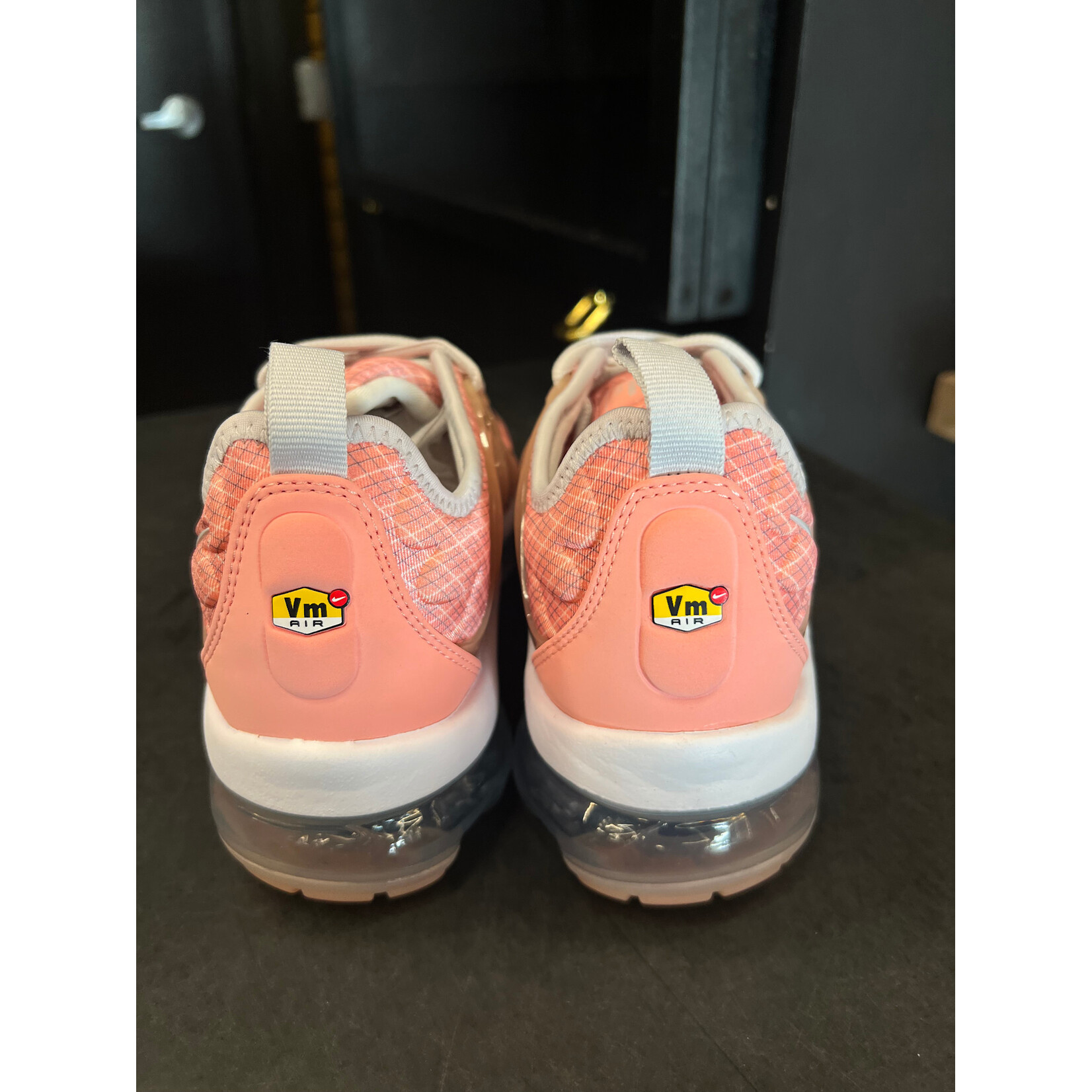 Nike Nike Air VaporMax Plus Bleached Coral Pure Platinum (Women's) Size 7W, PREOWNED TRIED ON