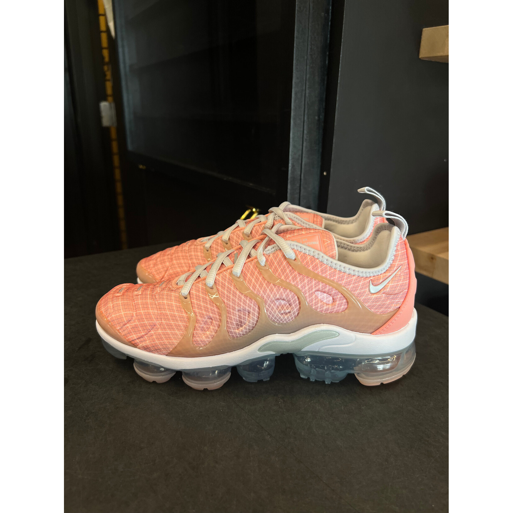 Nike Nike Air VaporMax Plus Bleached Coral Pure Platinum (Women's) Size 7W, PREOWNED TRIED ON