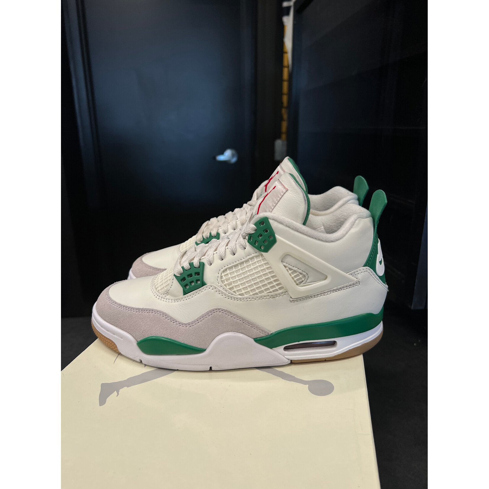 Jordan Jordan 4 Retro SB Pine Green Size 8, PREOWNED