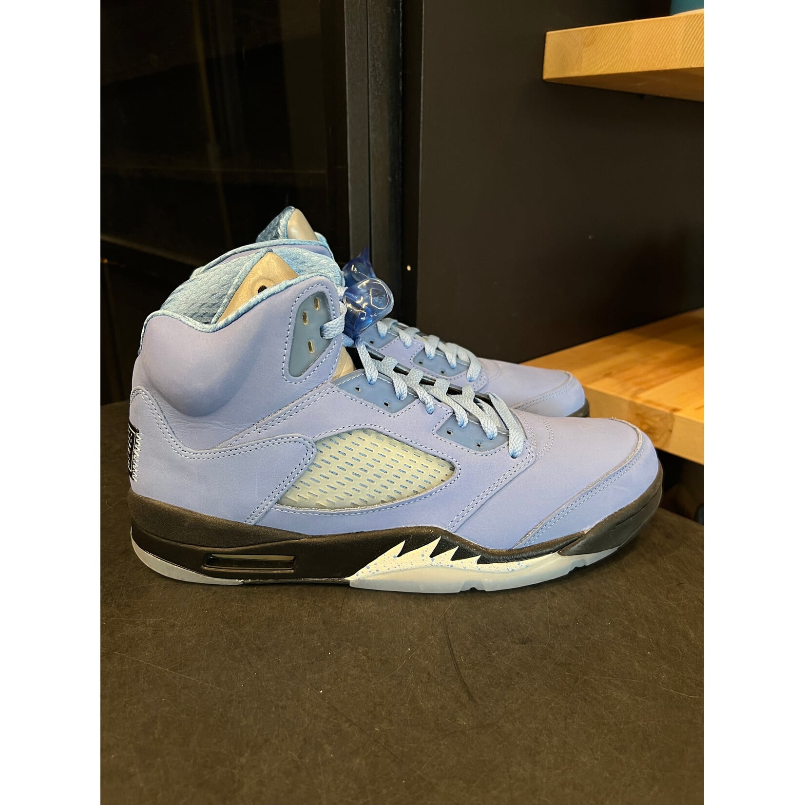 Jordan Jordan 5 Retro UNC University Blue Size 11, PREOWNED*