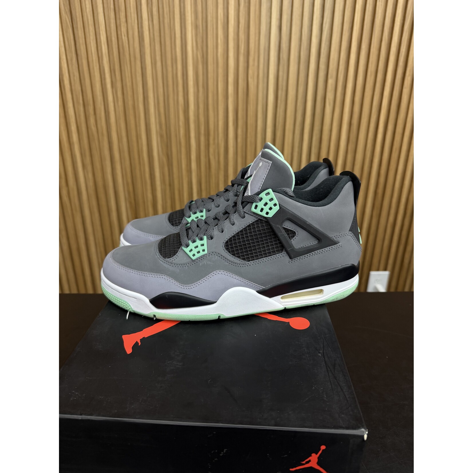 Jordan Jordan 4 Retro Green Glow Size 10.5, PREOWNED*