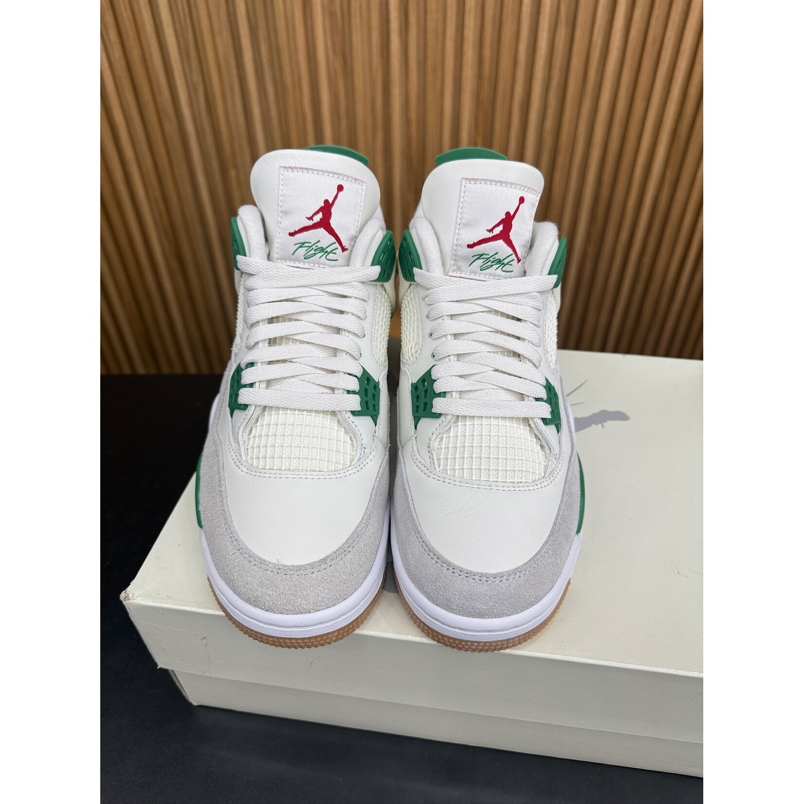 Jordan Jordan 4 Retro SB Pine Green Size 8.5, PREOWNED TRIED ON*