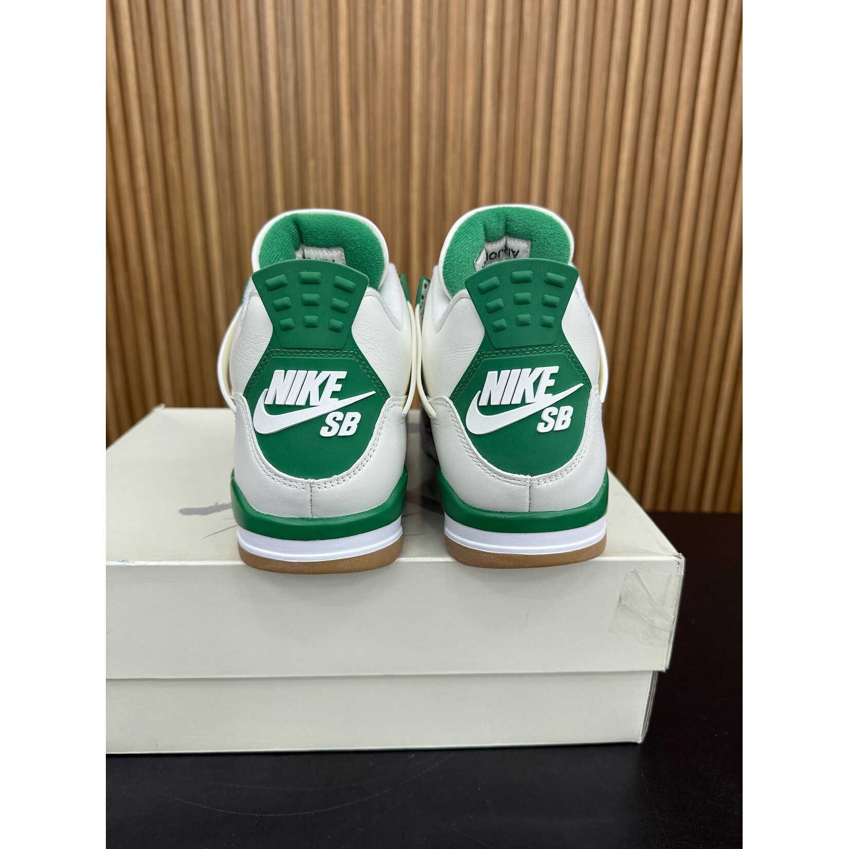 Jordan Jordan 4 Retro SB Pine Green Size 8.5, PREOWNED TRIED ON*