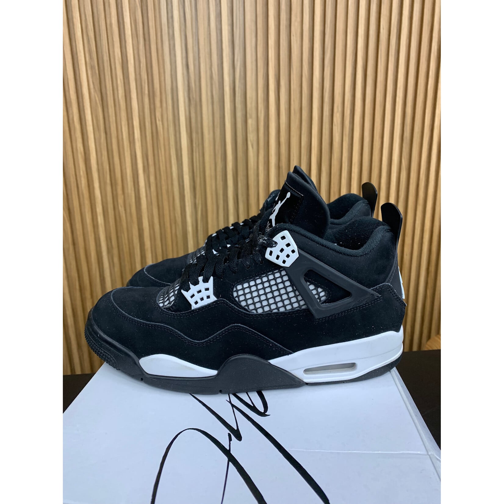 Jordan Jordan 4 Retro White Thunder Size 9.5, PREOWNED