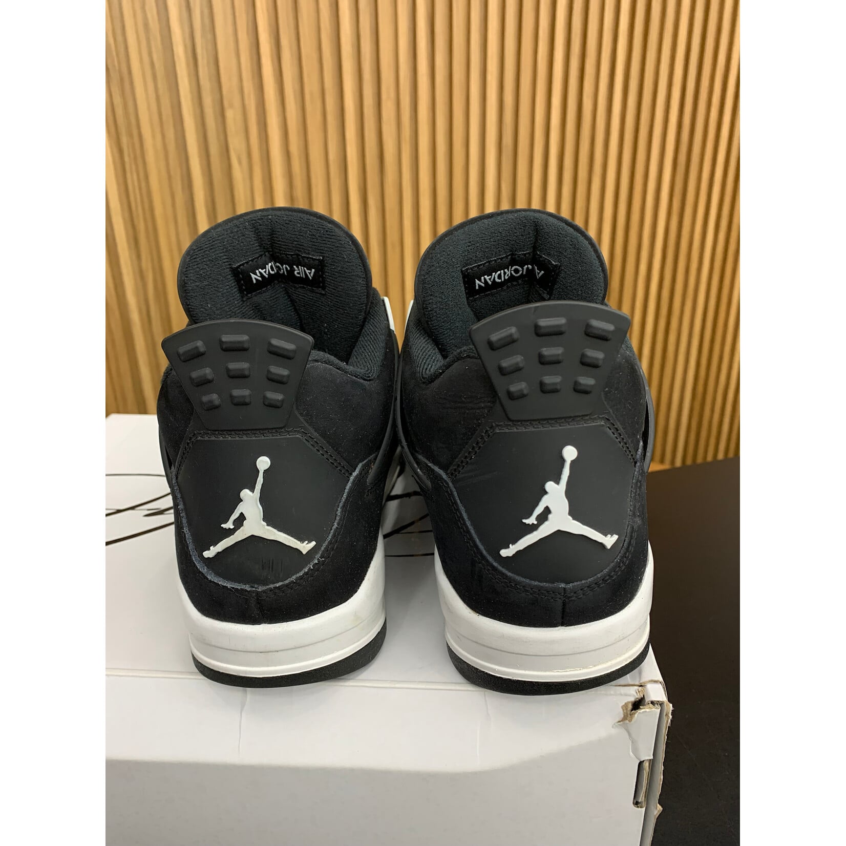 Jordan Jordan 4 Retro White Thunder Size 9.5, PREOWNED