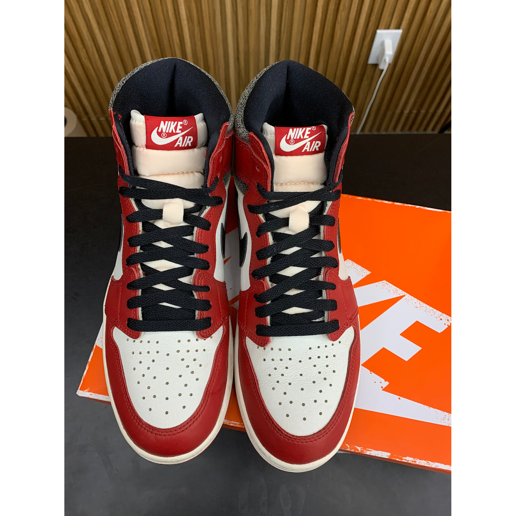 Jordan Jordan 1 Retro High OG Chicago Lost and Found Size 10, PREOWNED