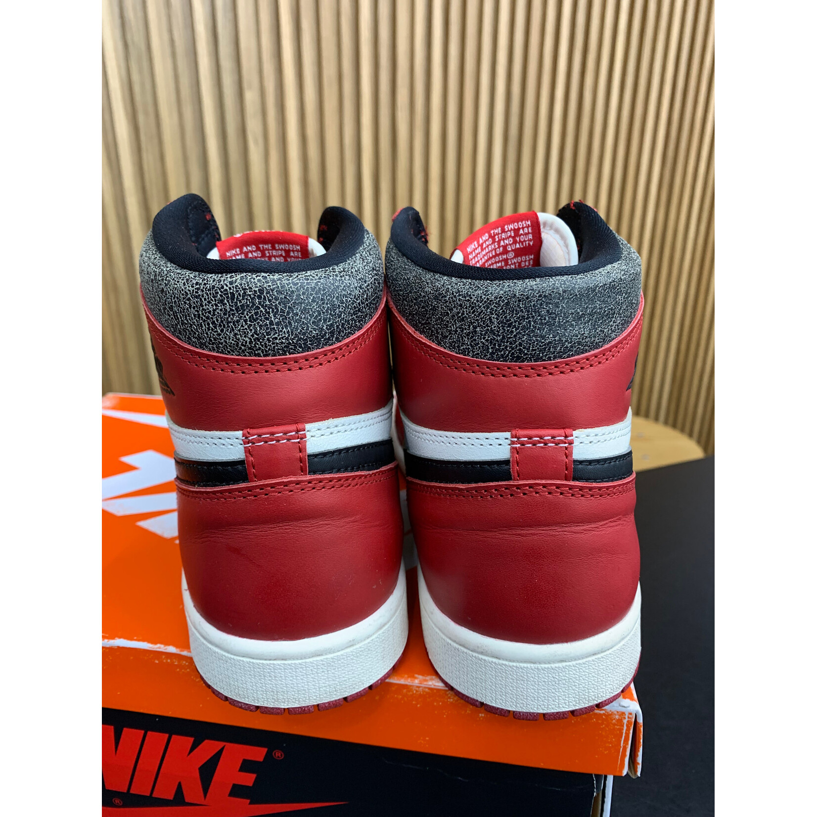 Jordan Jordan 1 Retro High OG Chicago Lost and Found Size 10, PREOWNED
