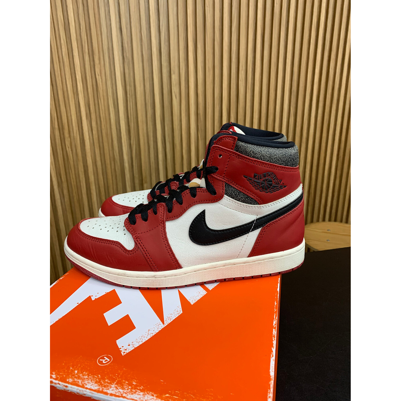 Jordan Jordan 1 Retro High OG Chicago Lost and Found Size 10, PREOWNED