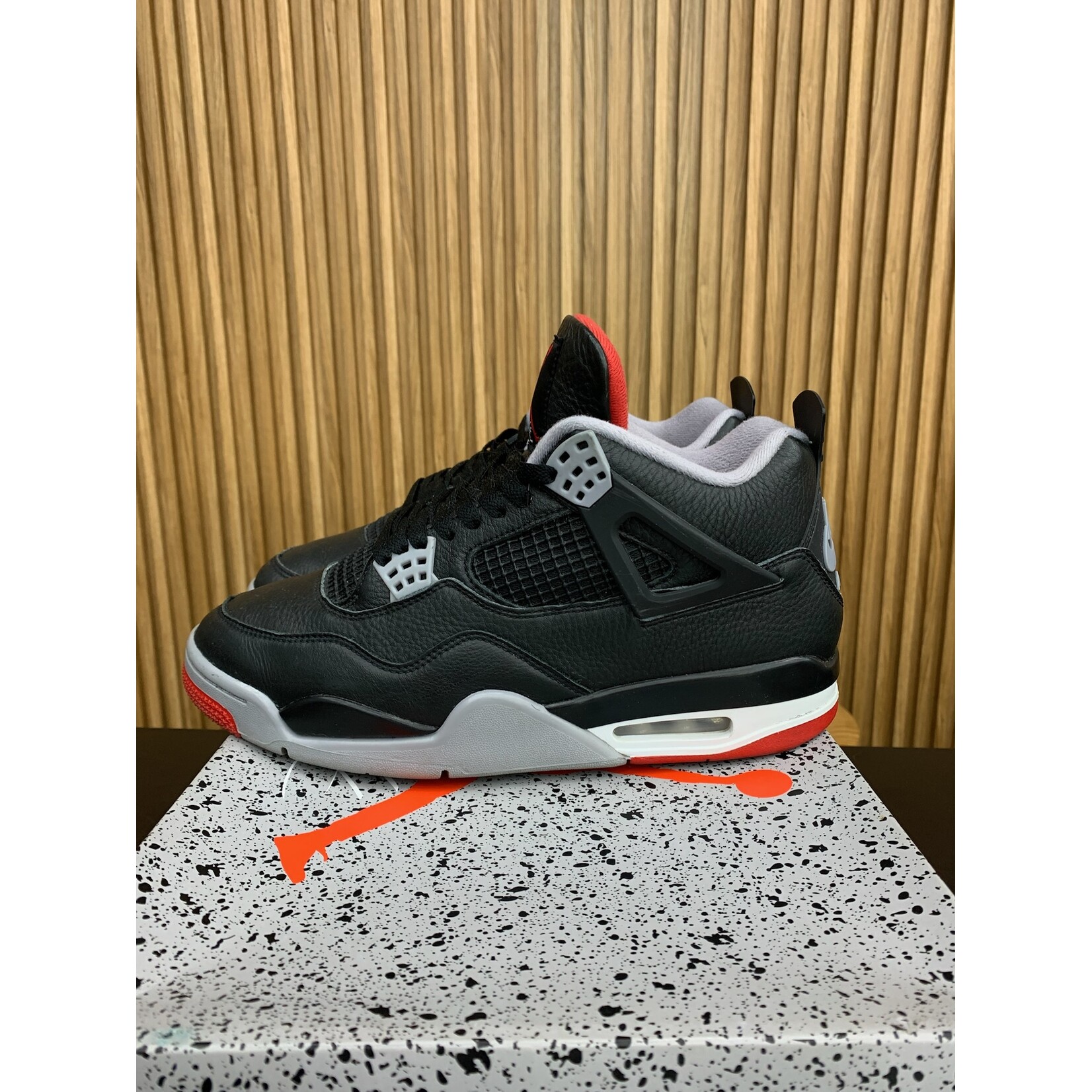 Jordan Jordan 4 Retro Bred Reimagined Size 10.5, PREOWNED*