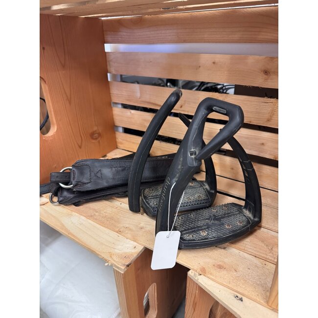 Free Jump Pro Stirrups and Leathers (used)