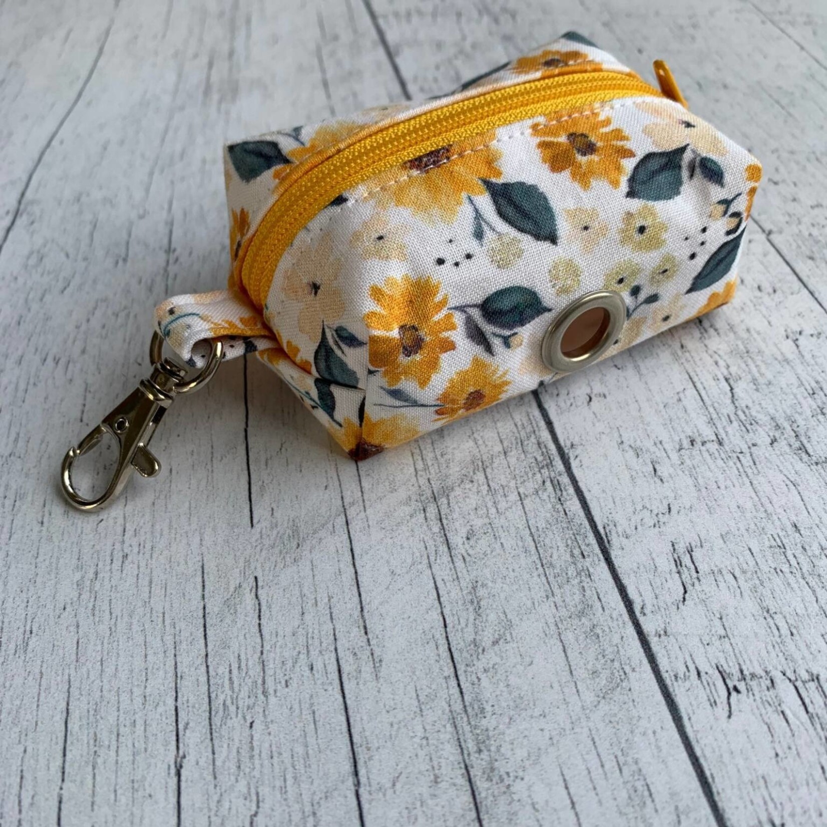 Distributeur de sac à caca